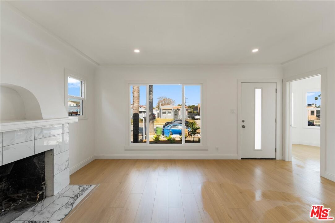 552 W 99th St