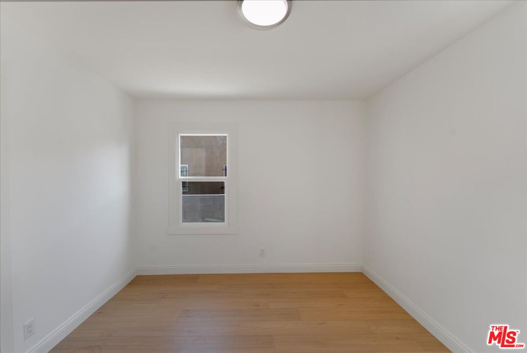 552 W 99th St