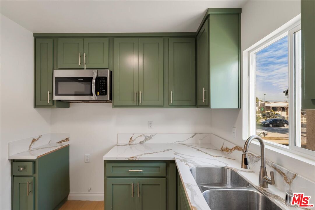 552 W 99th St