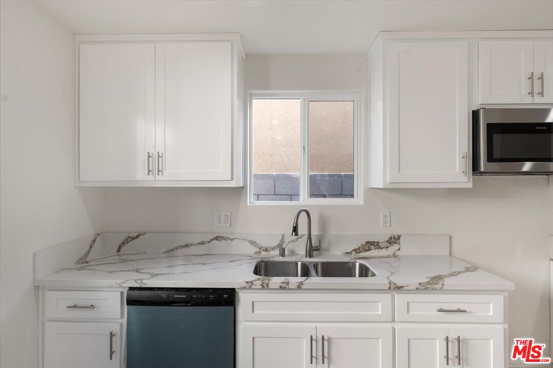552 W 99th St