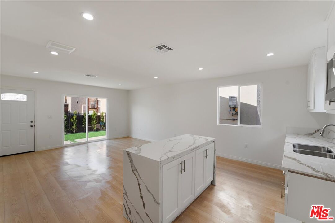 552 W 99th St