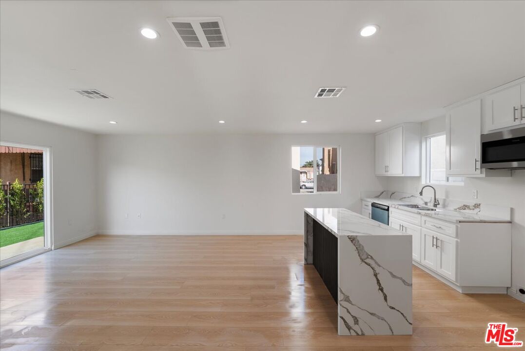 552 W 99th St