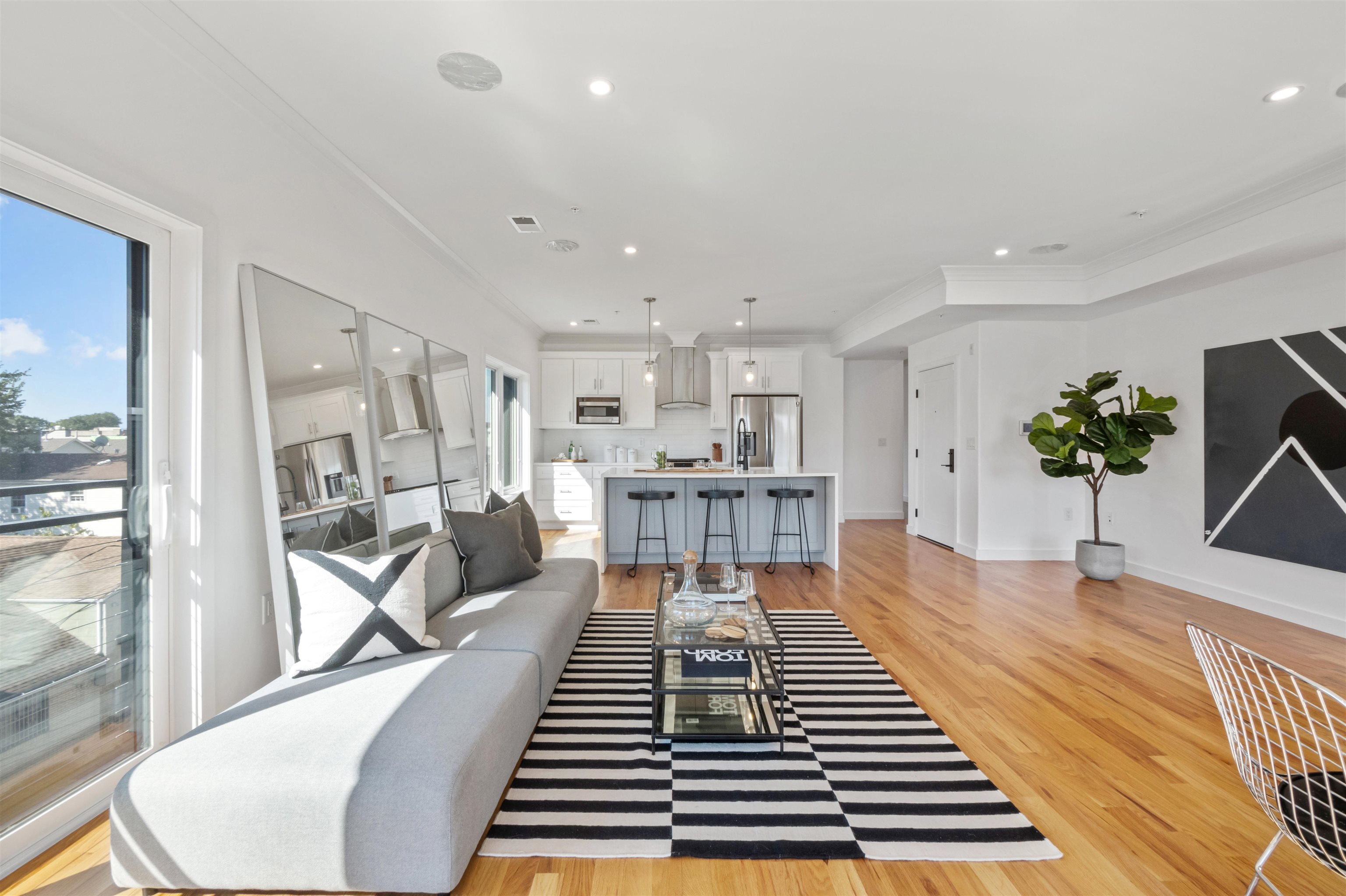 589 CENTRAL AVE Unit: 2