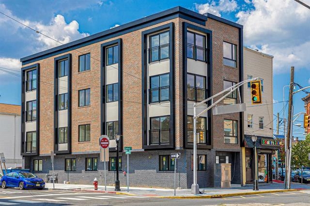 589 CENTRAL AVE Unit: 2