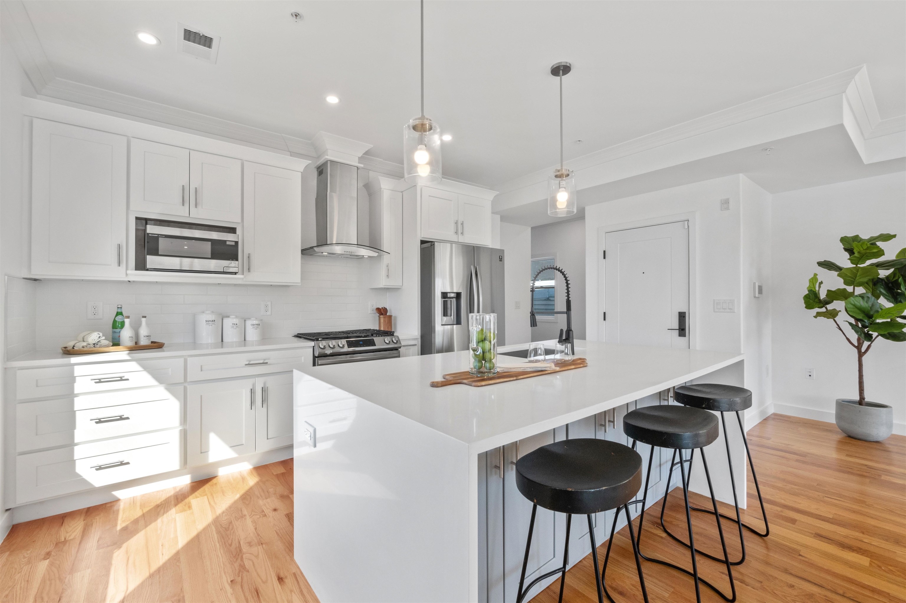 589 CENTRAL AVE Unit: 2