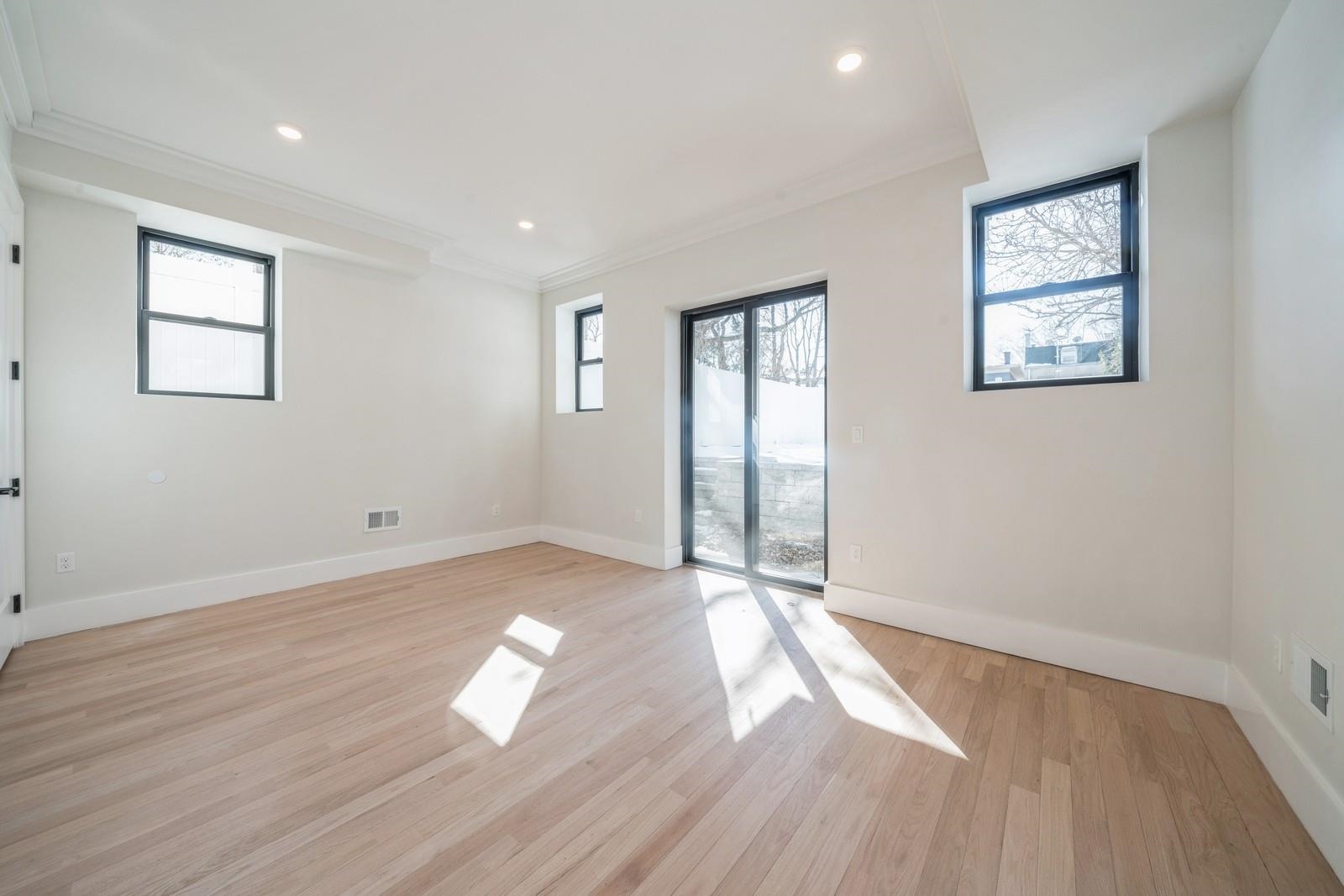 203 HUTTON ST Unit: 1