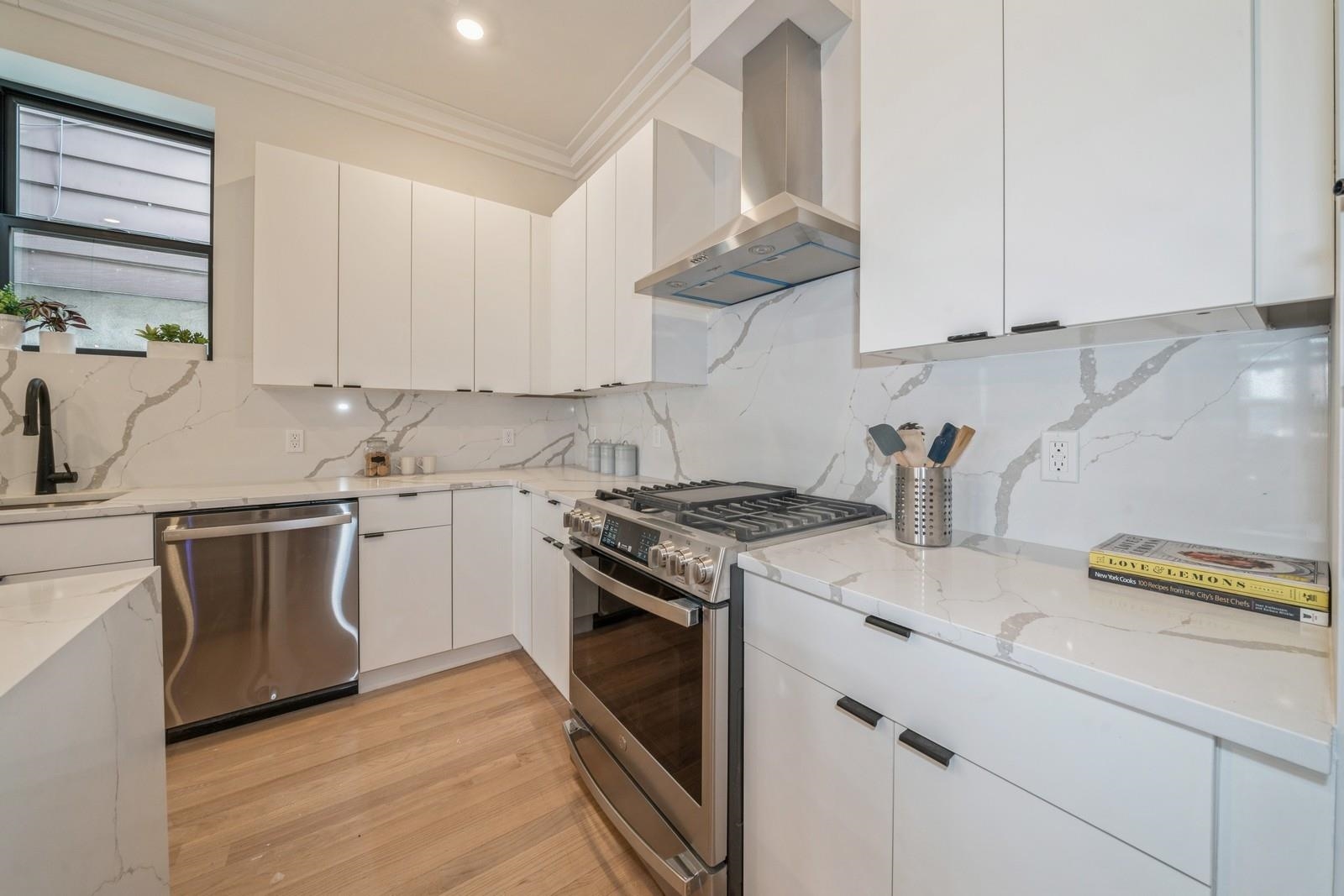 203 HUTTON ST Unit: 1