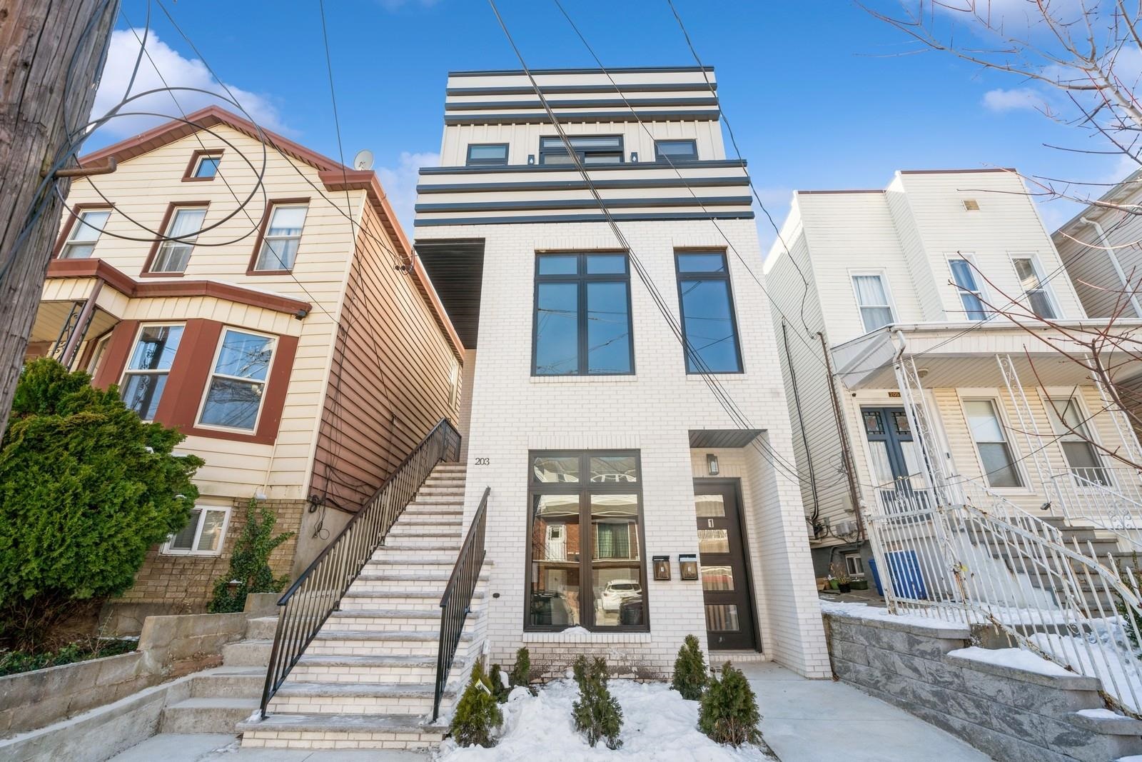 203 HUTTON ST Unit: 1