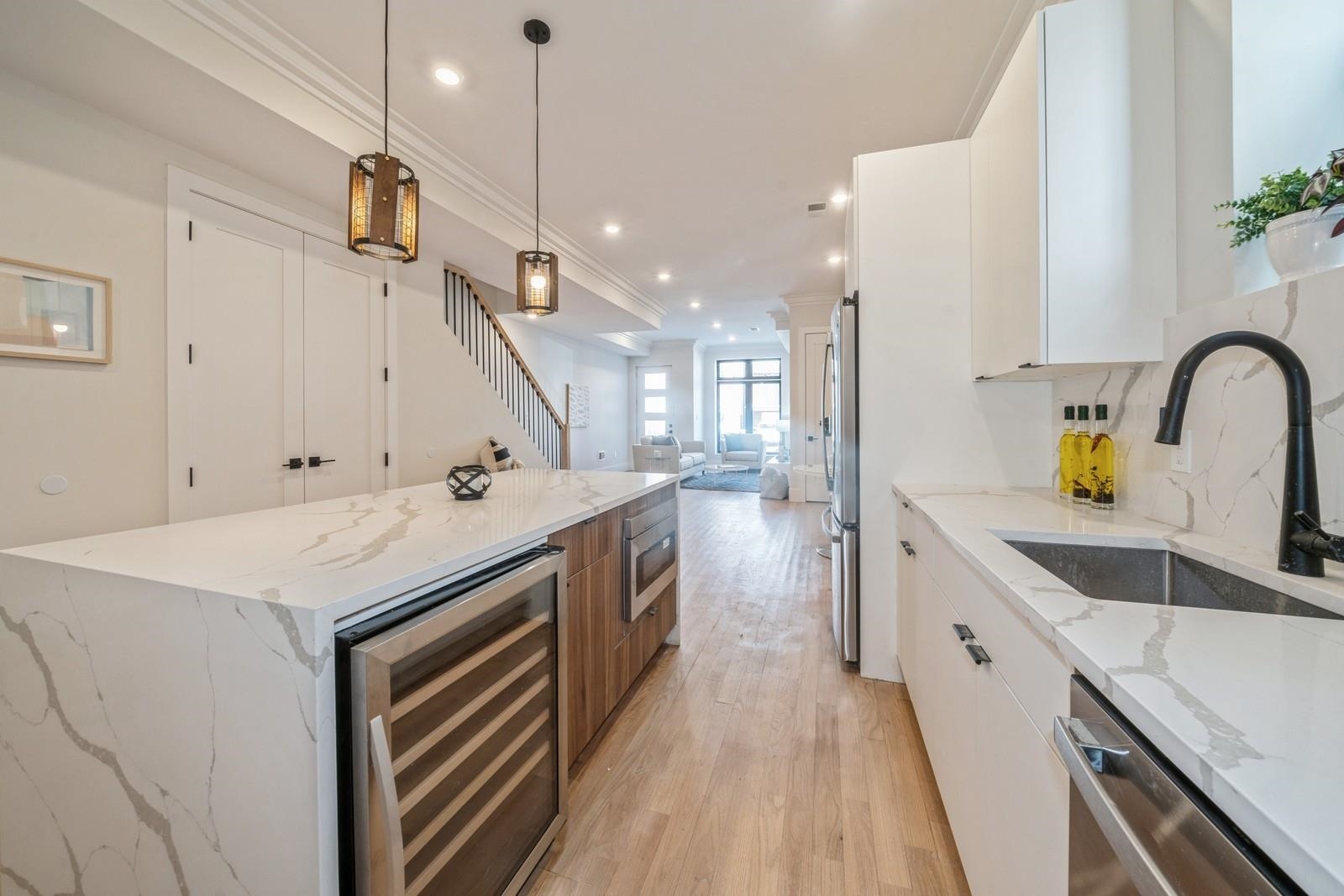 203 HUTTON ST Unit: 1