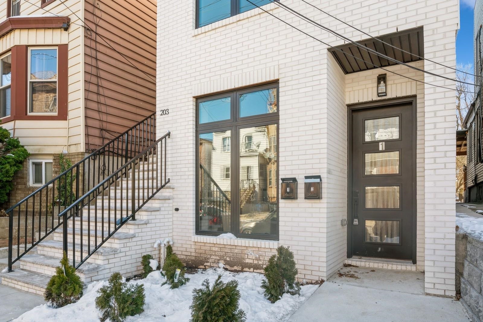 203 HUTTON ST Unit: 1