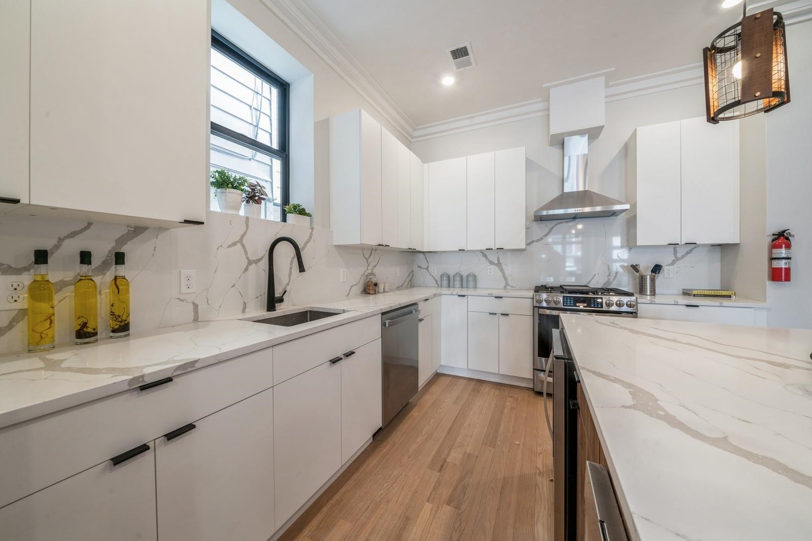 203 HUTTON ST Unit: 1