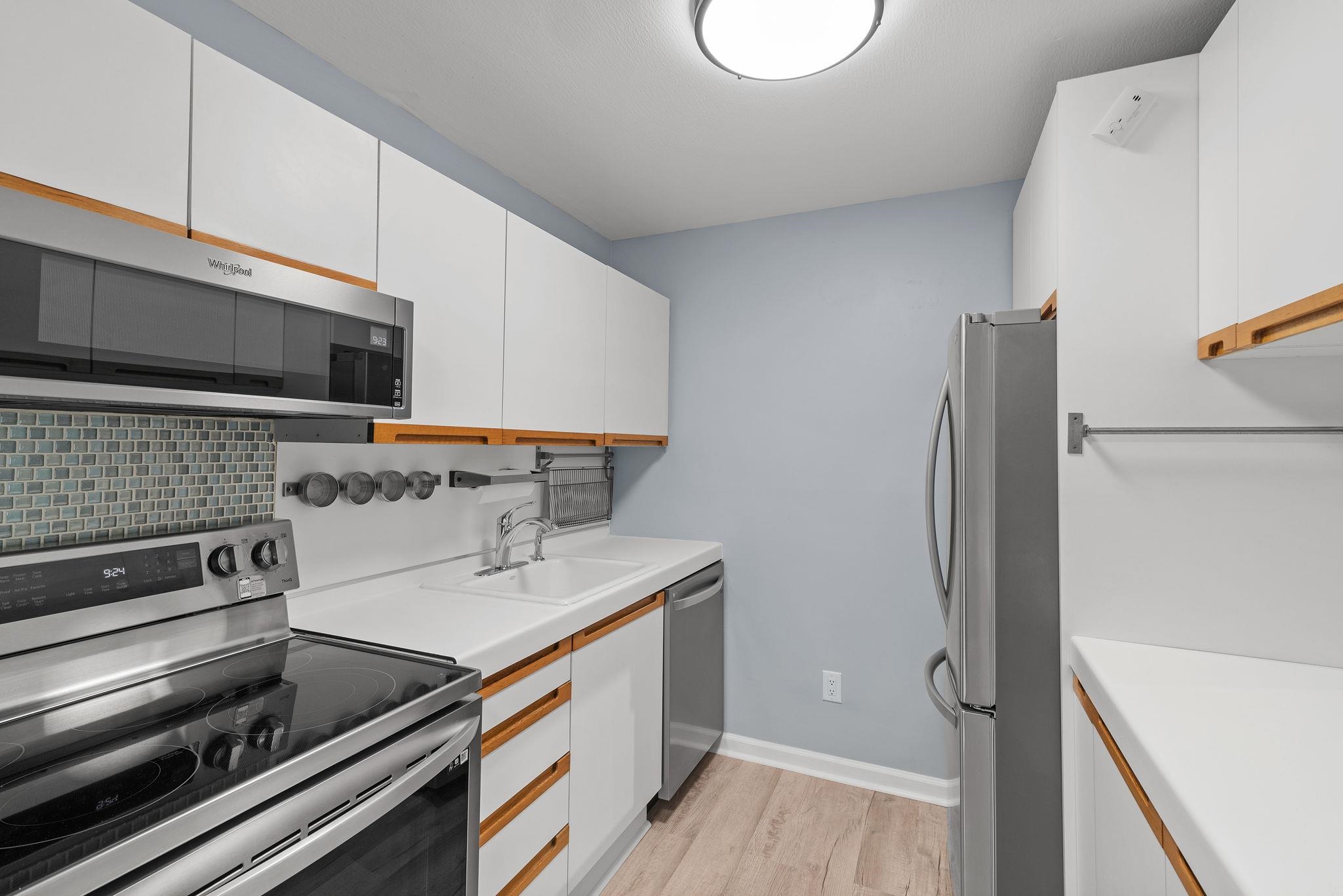 1001 AVENUE C Unit: B4