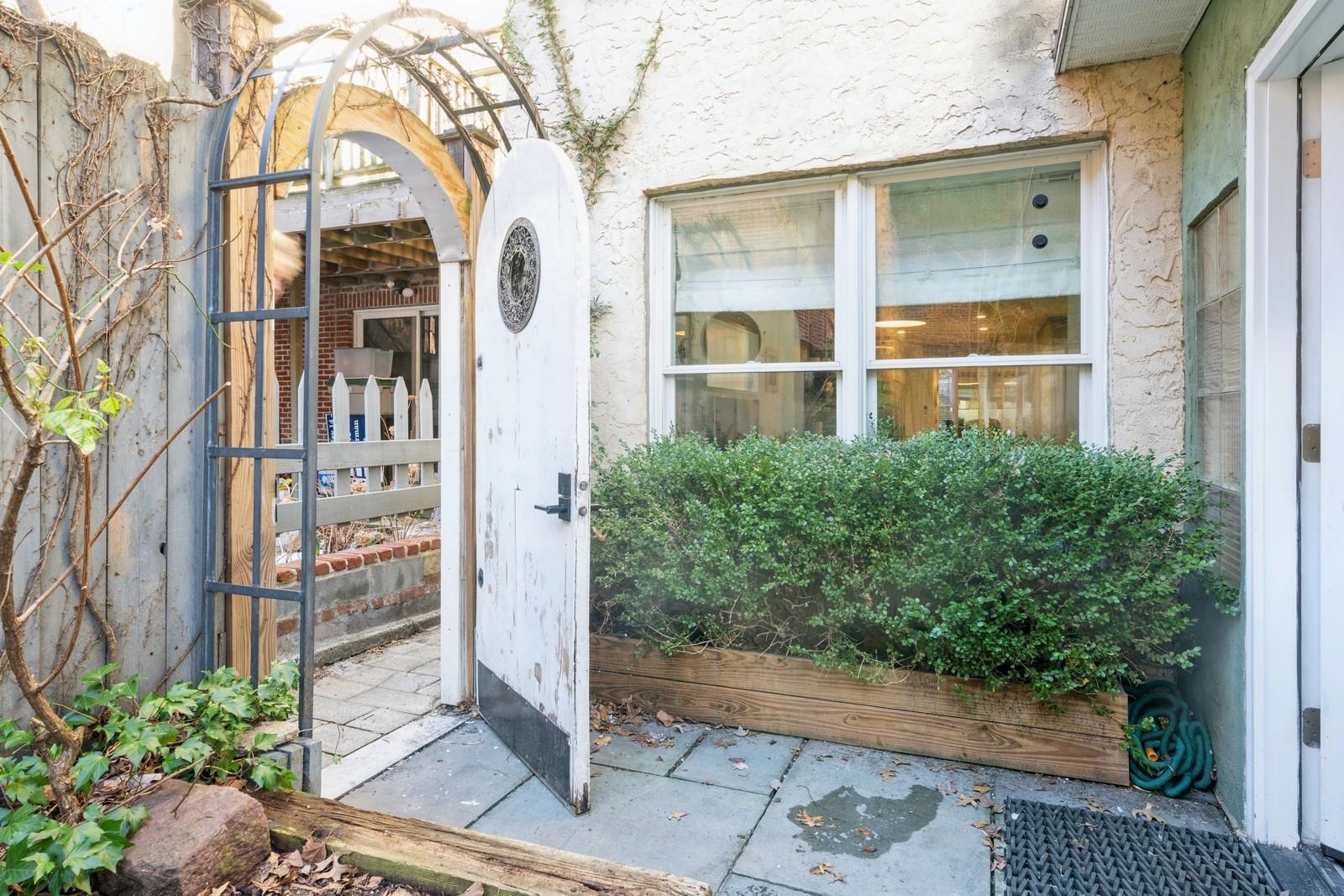 151 SUSSEX ST Unit: 1