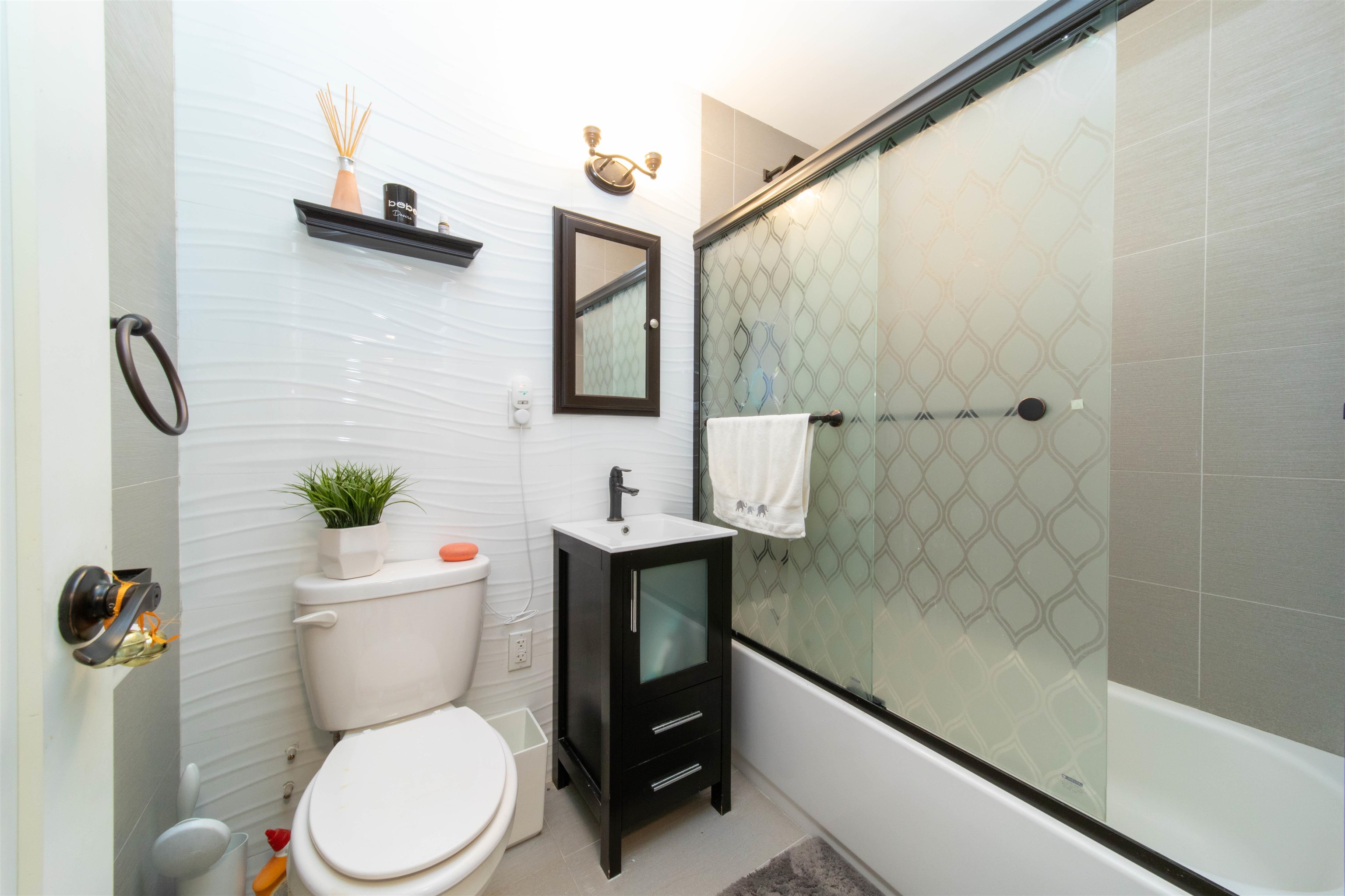 135 MONTGOMERY ST Unit: 17E