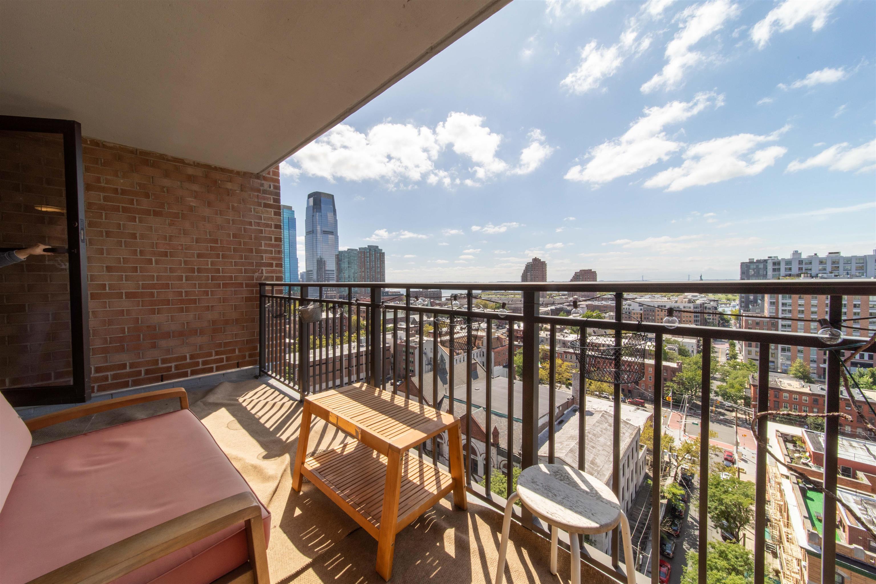135 MONTGOMERY ST Unit: 17E