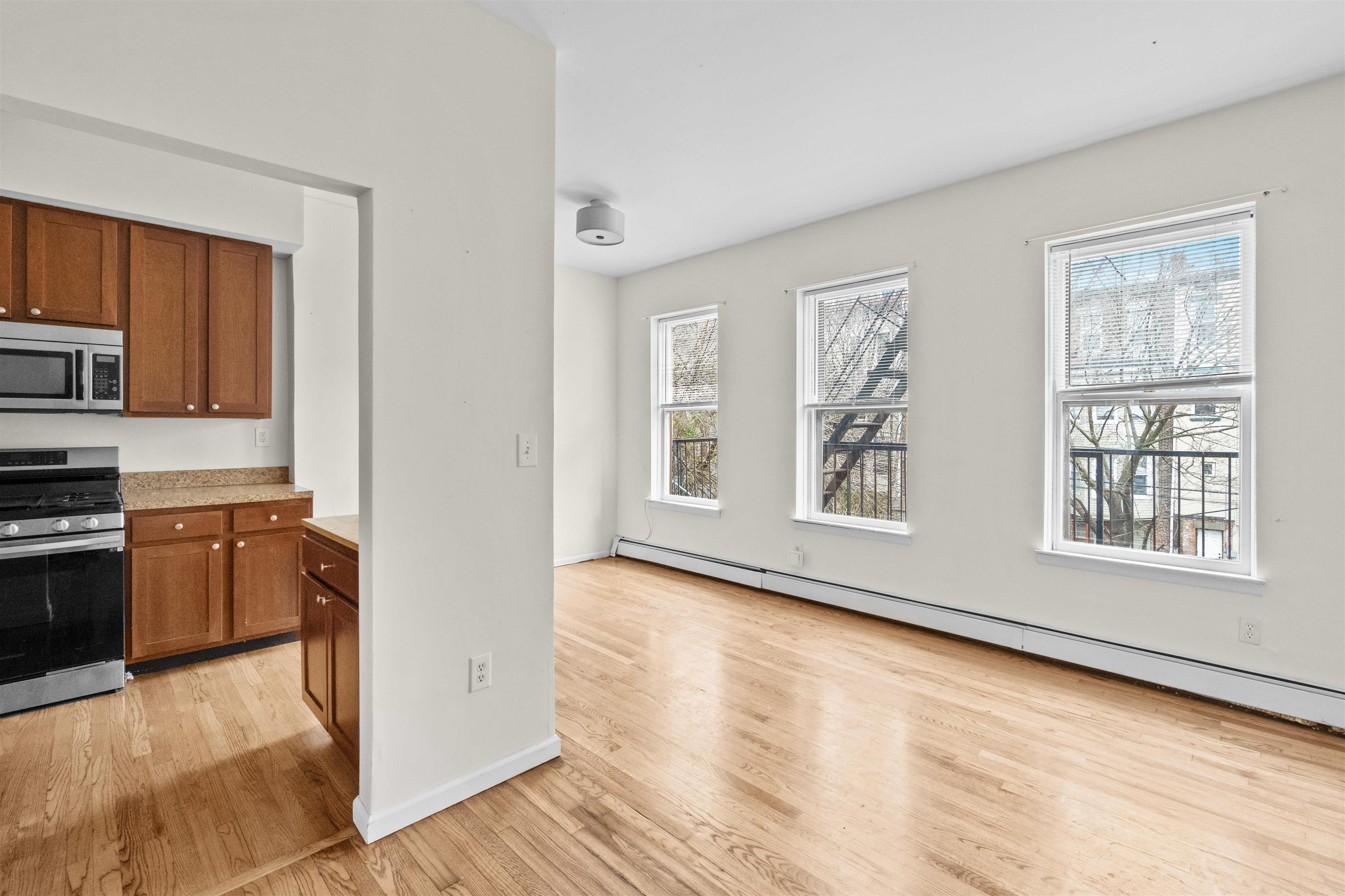 28 MONTICELLO AVE Unit: 2
