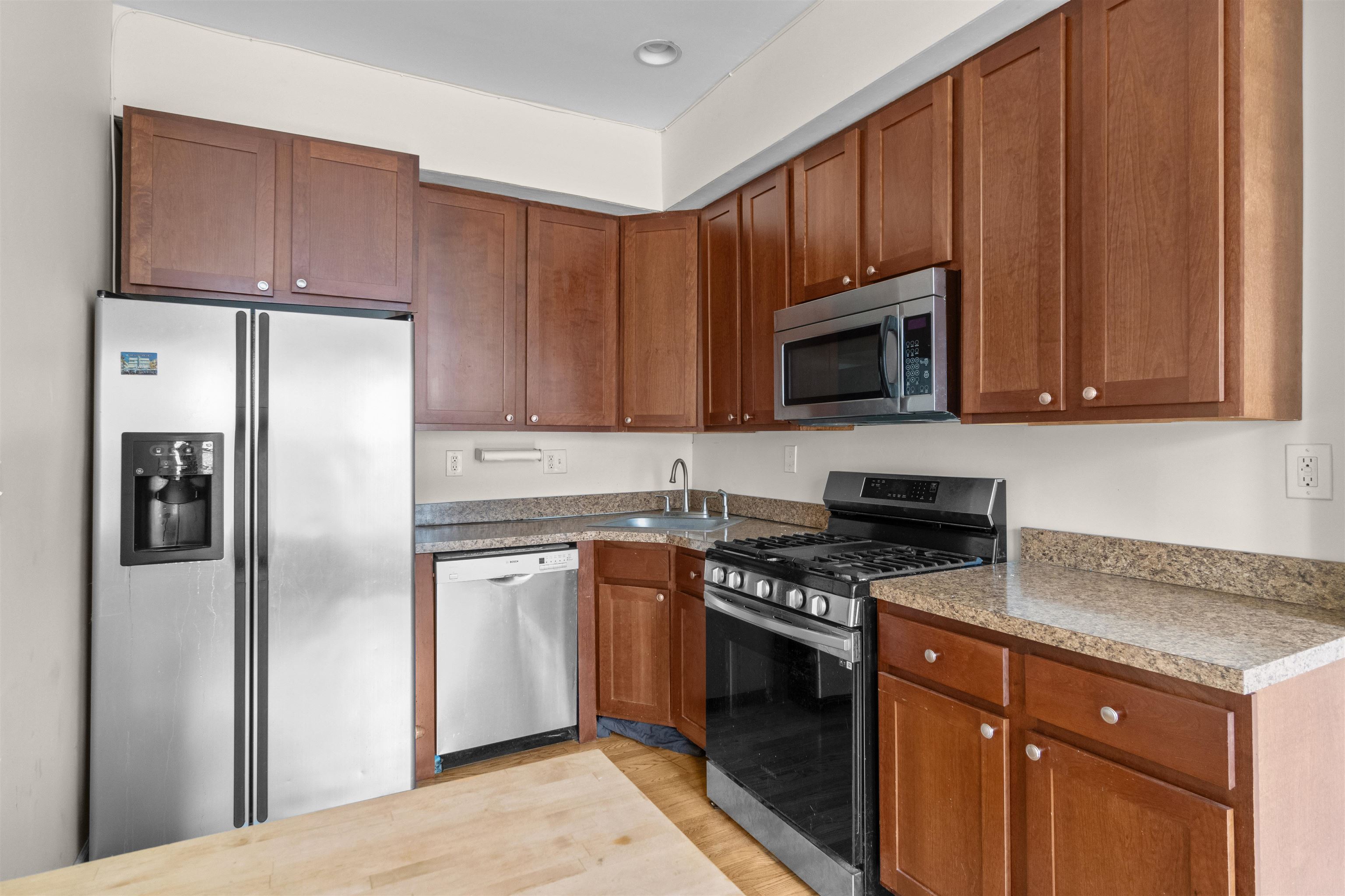 28 MONTICELLO AVE Unit: 2