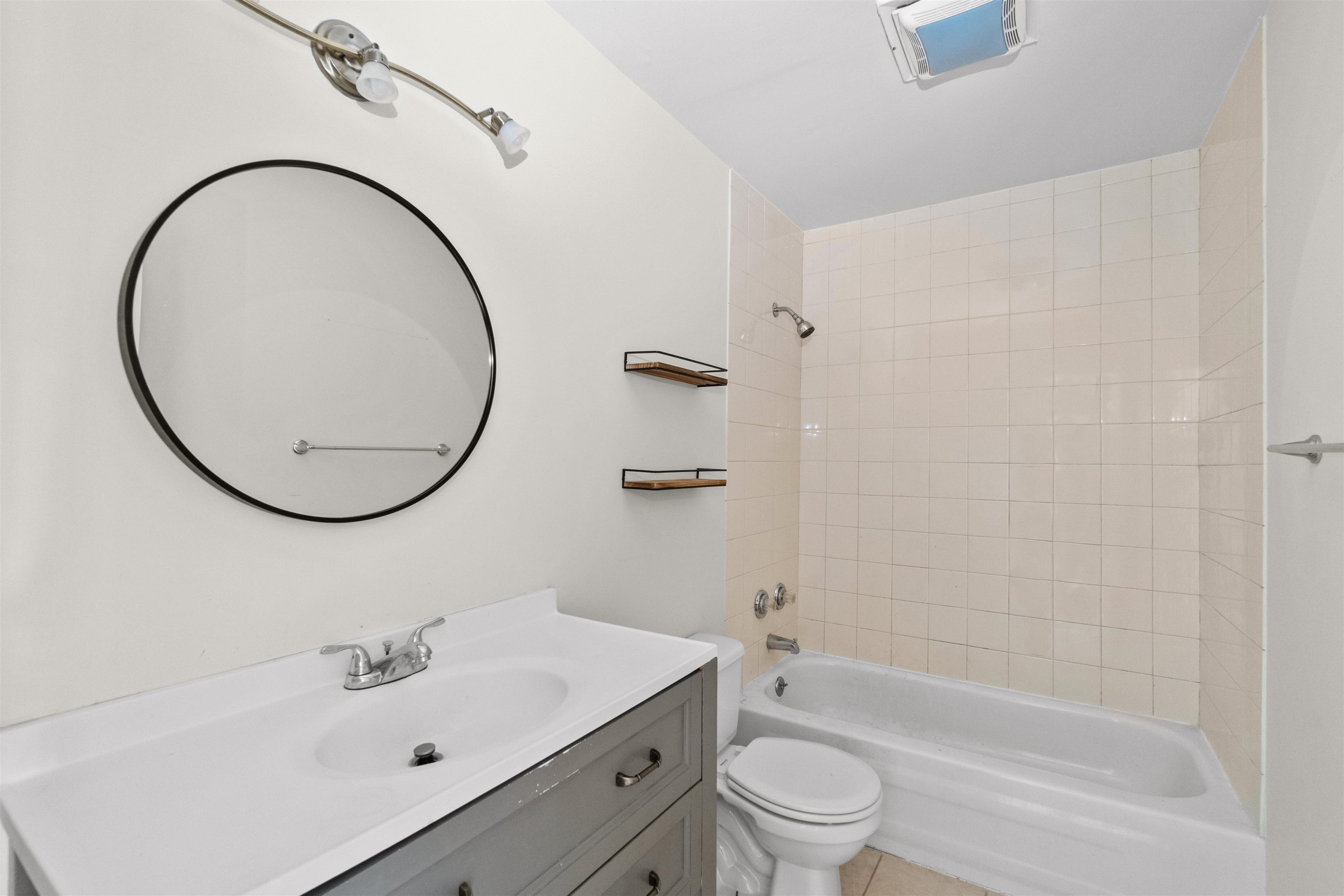 28 MONTICELLO AVE Unit: 2