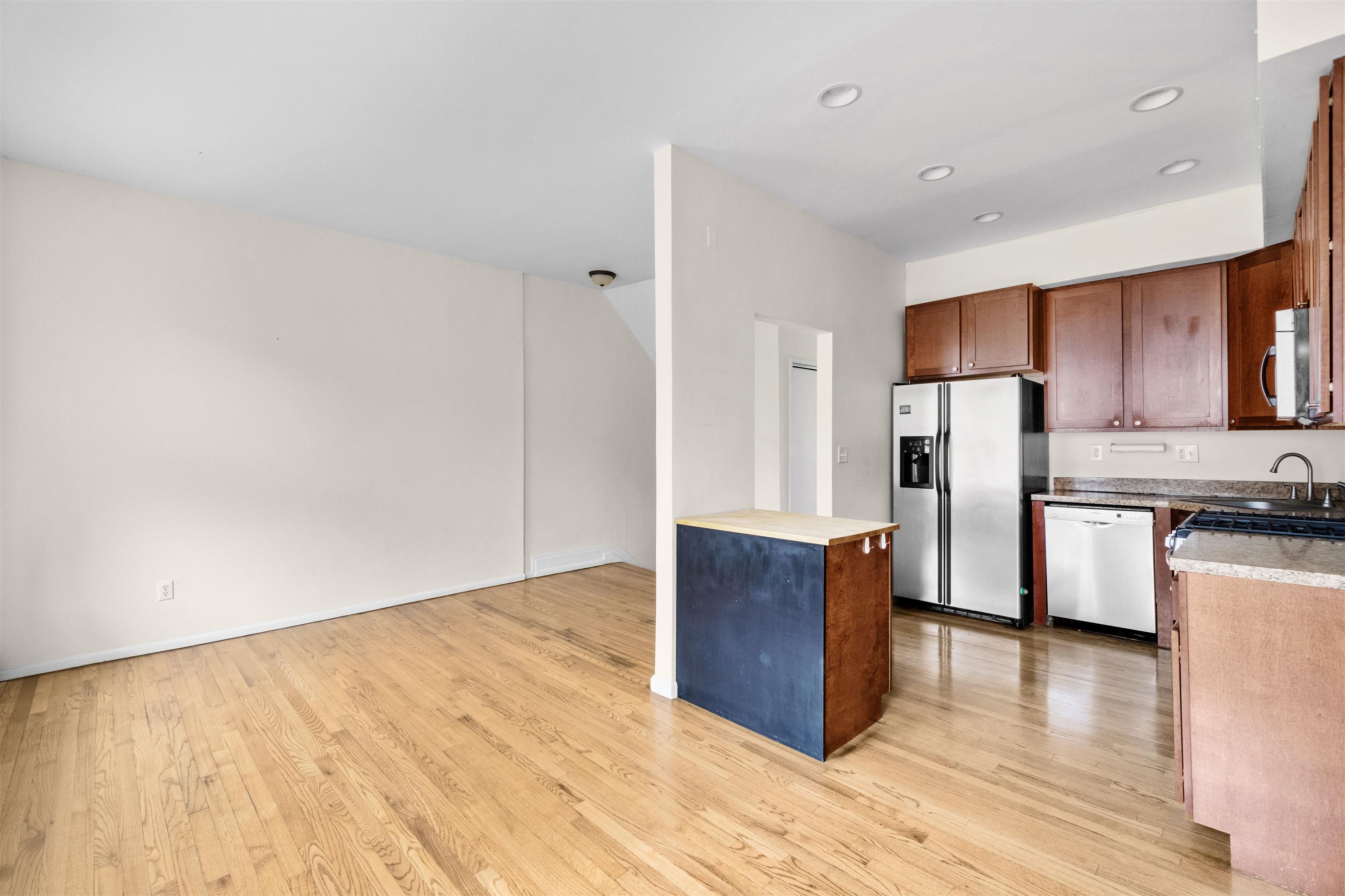 28 MONTICELLO AVE Unit: 2