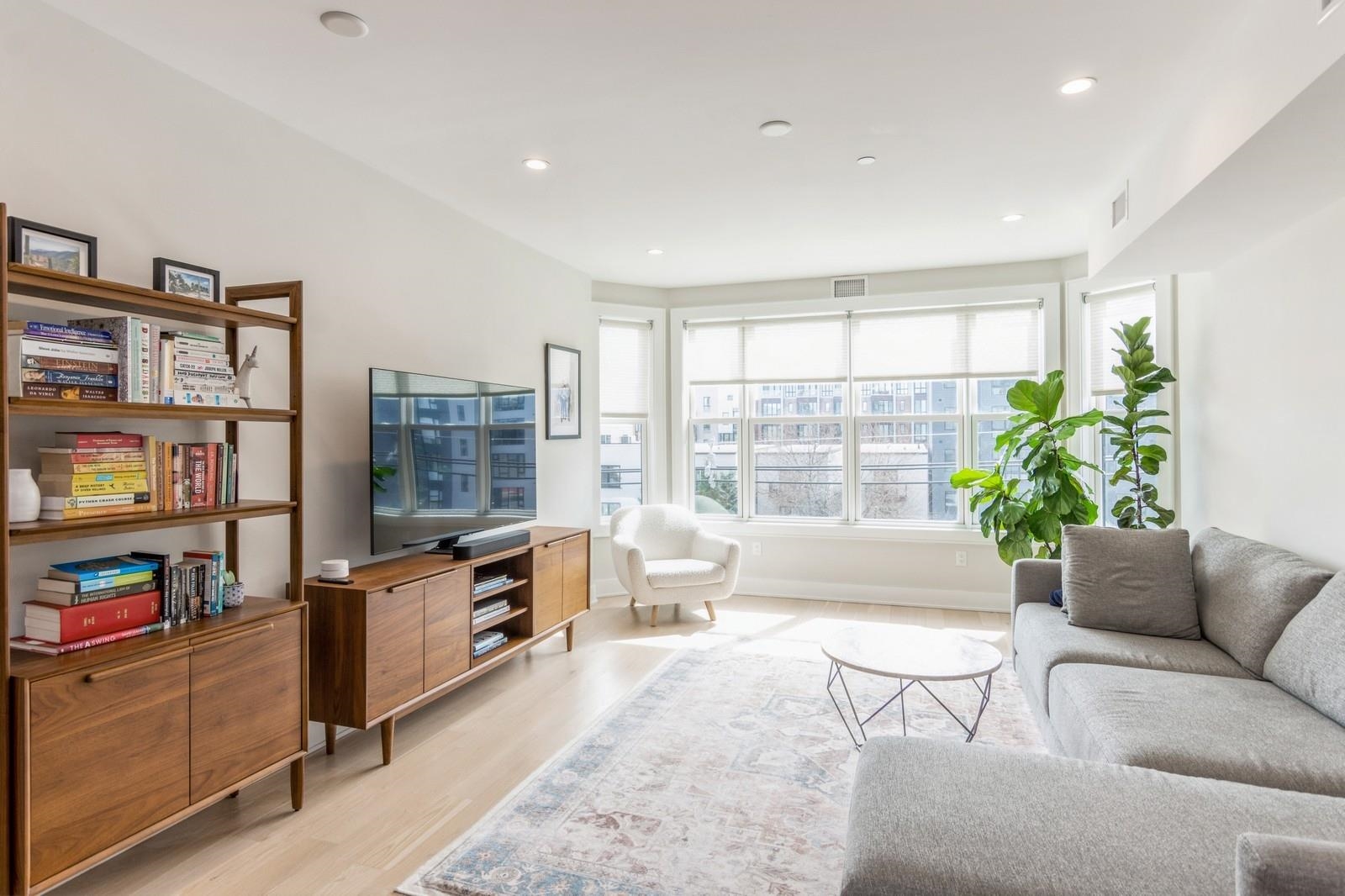 366 6TH ST Unit: 404