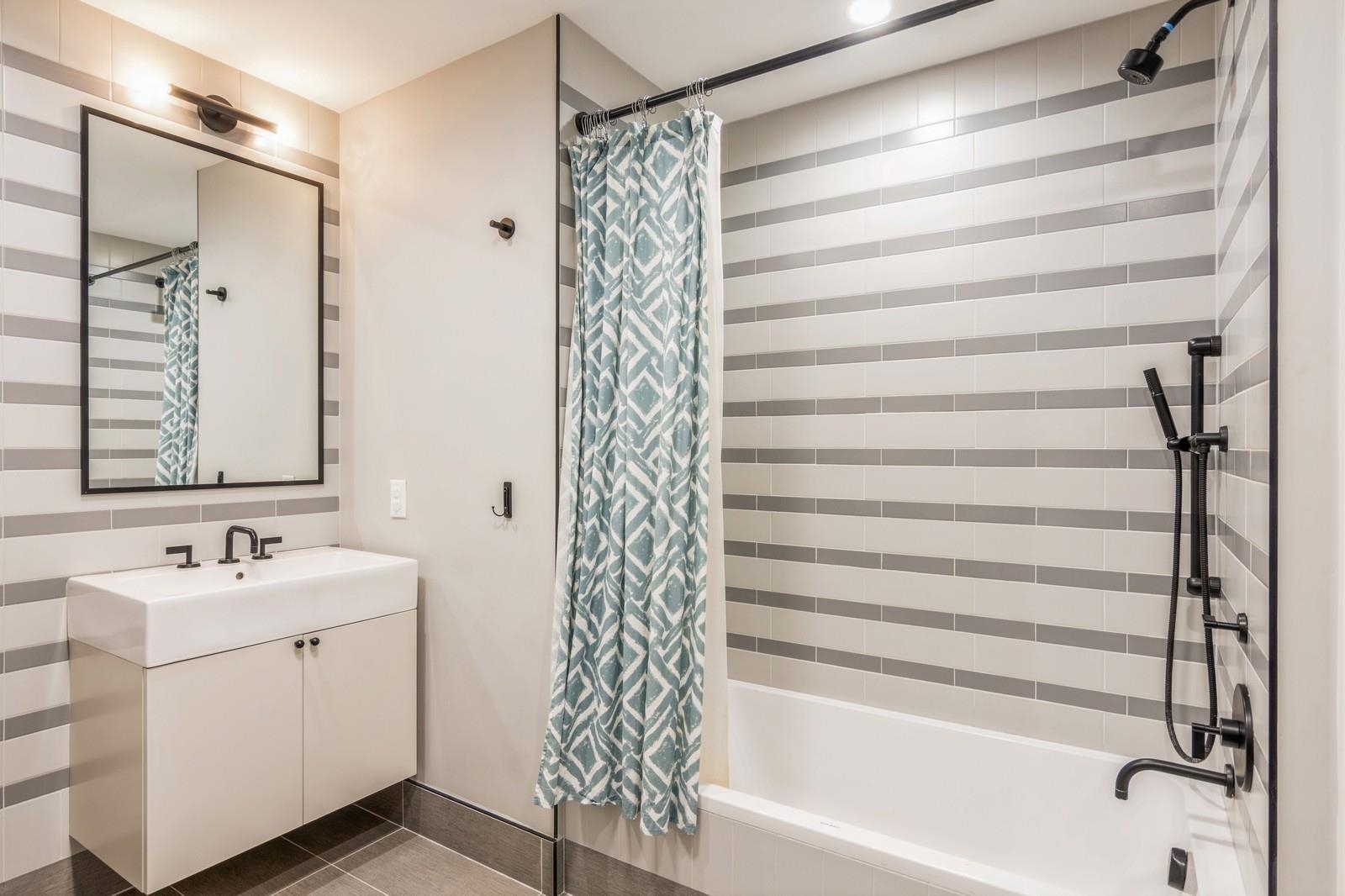366 6TH ST Unit: 404