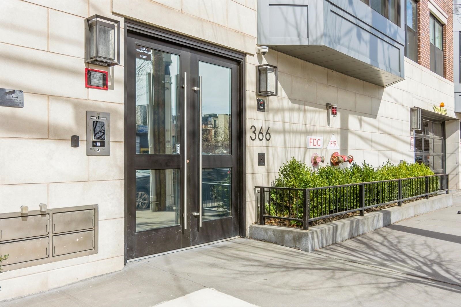 366 6TH ST Unit: 404