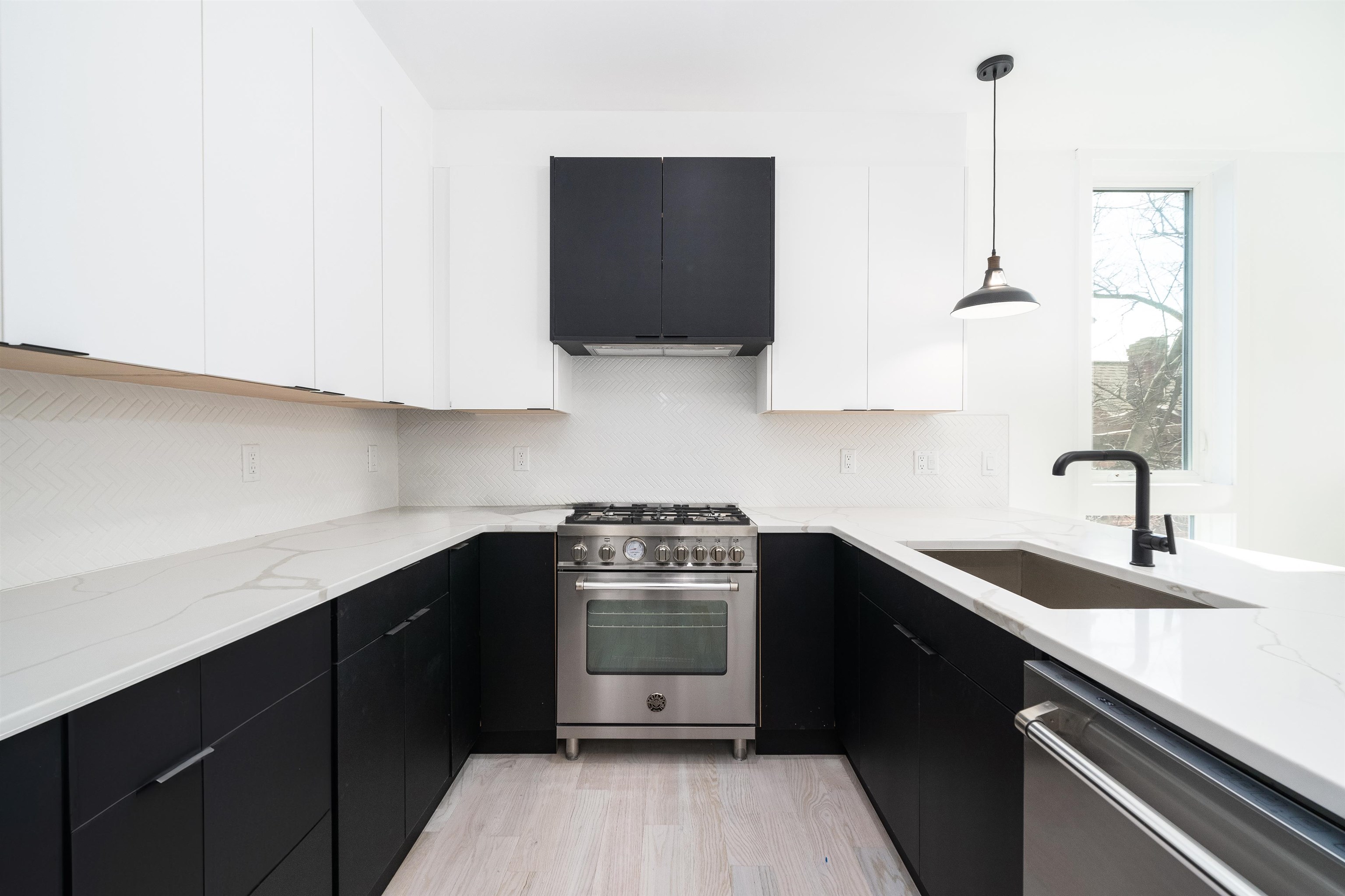 310 4TH ST Unit: 5