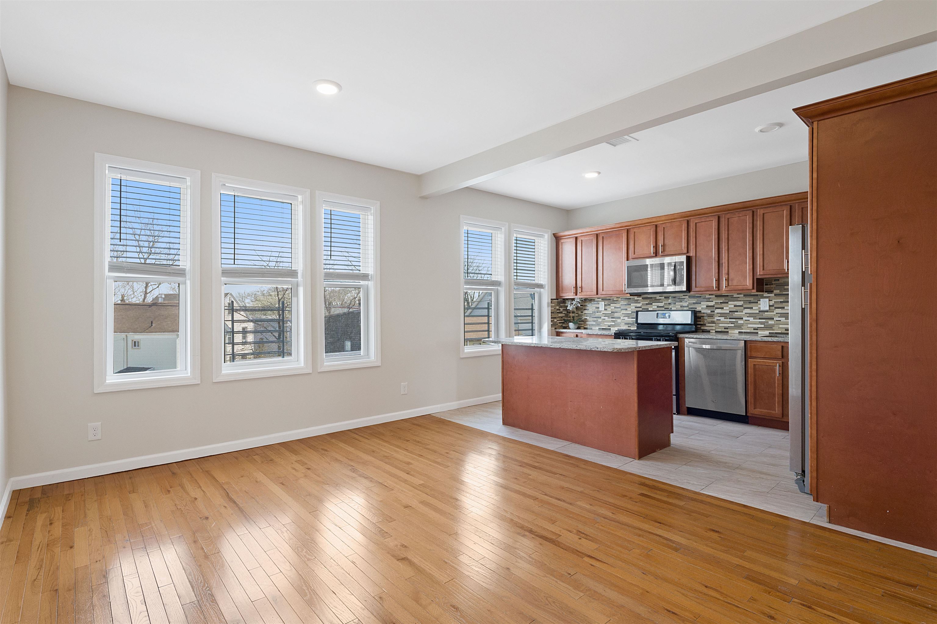 37 LONG ST