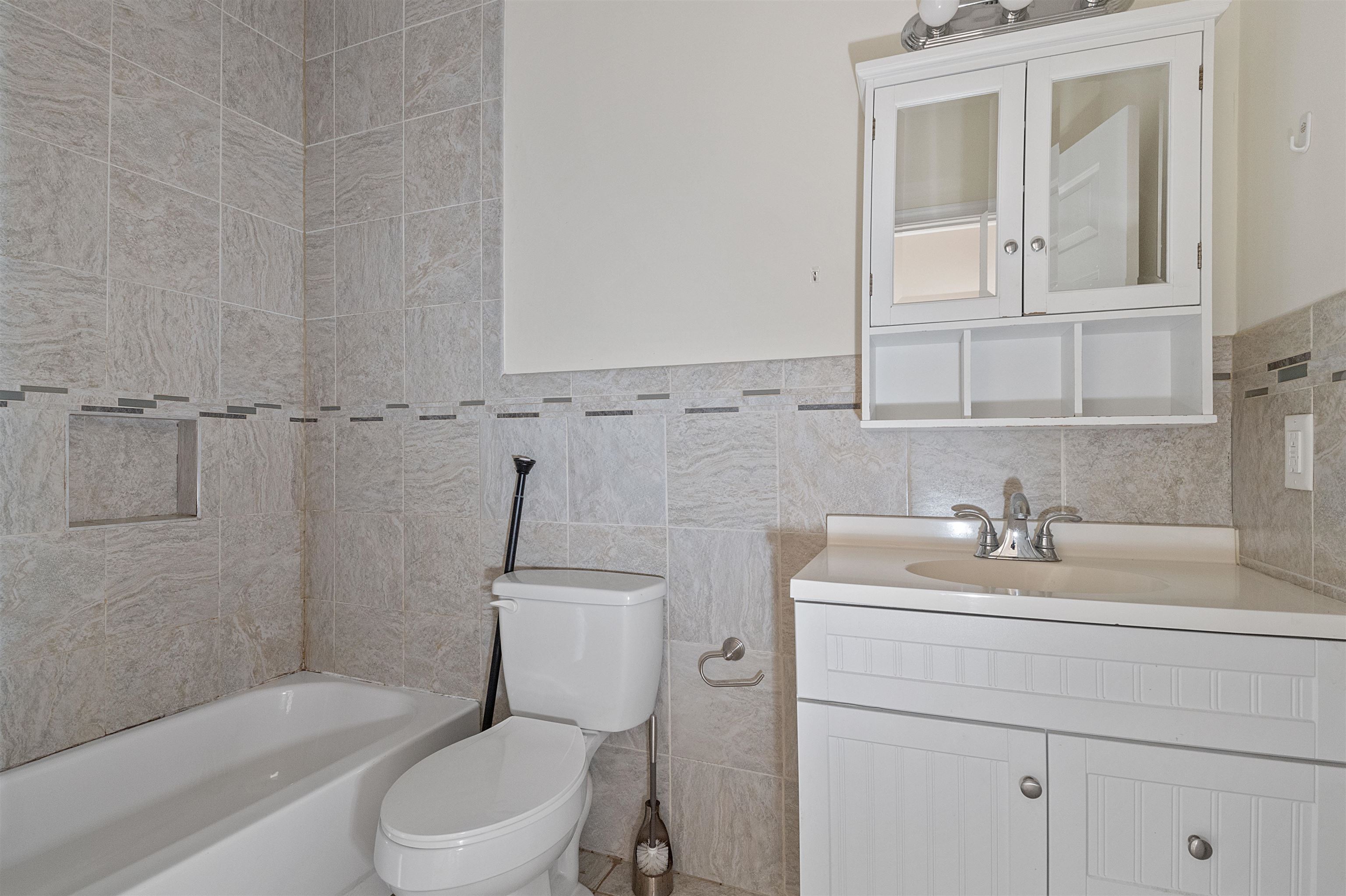 56 LAIDLAW AVE Unit: 2