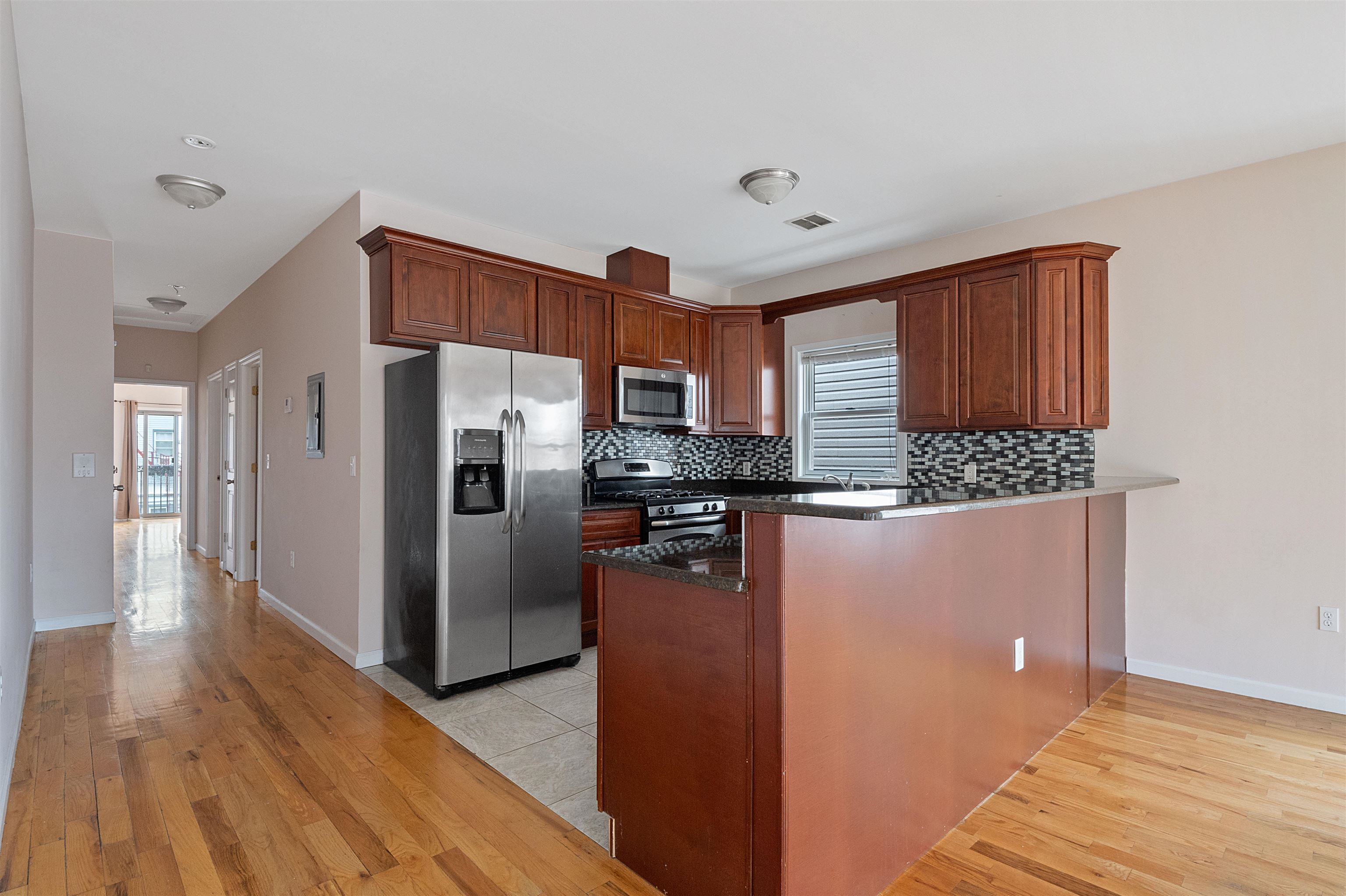 56 LAIDLAW AVE Unit: 2