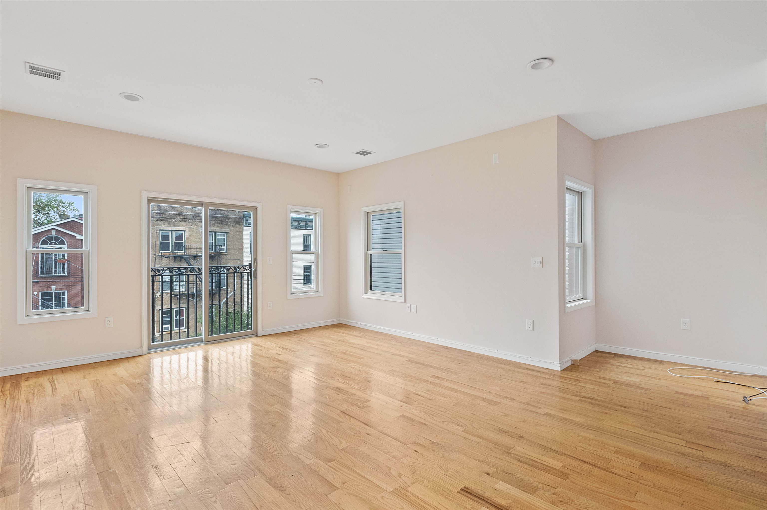 56 LAIDLAW AVE Unit: 2