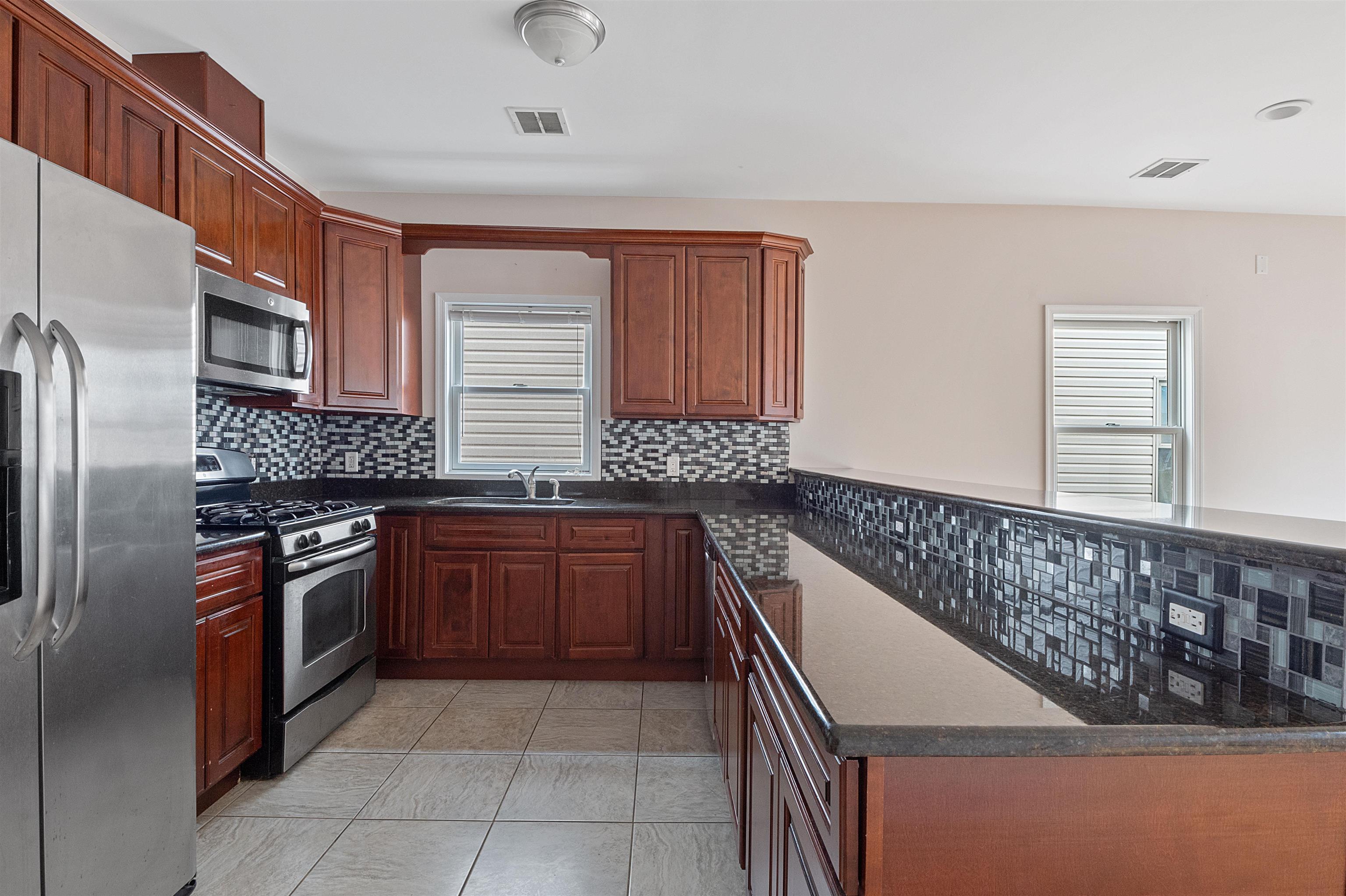 56 LAIDLAW AVE Unit: 2