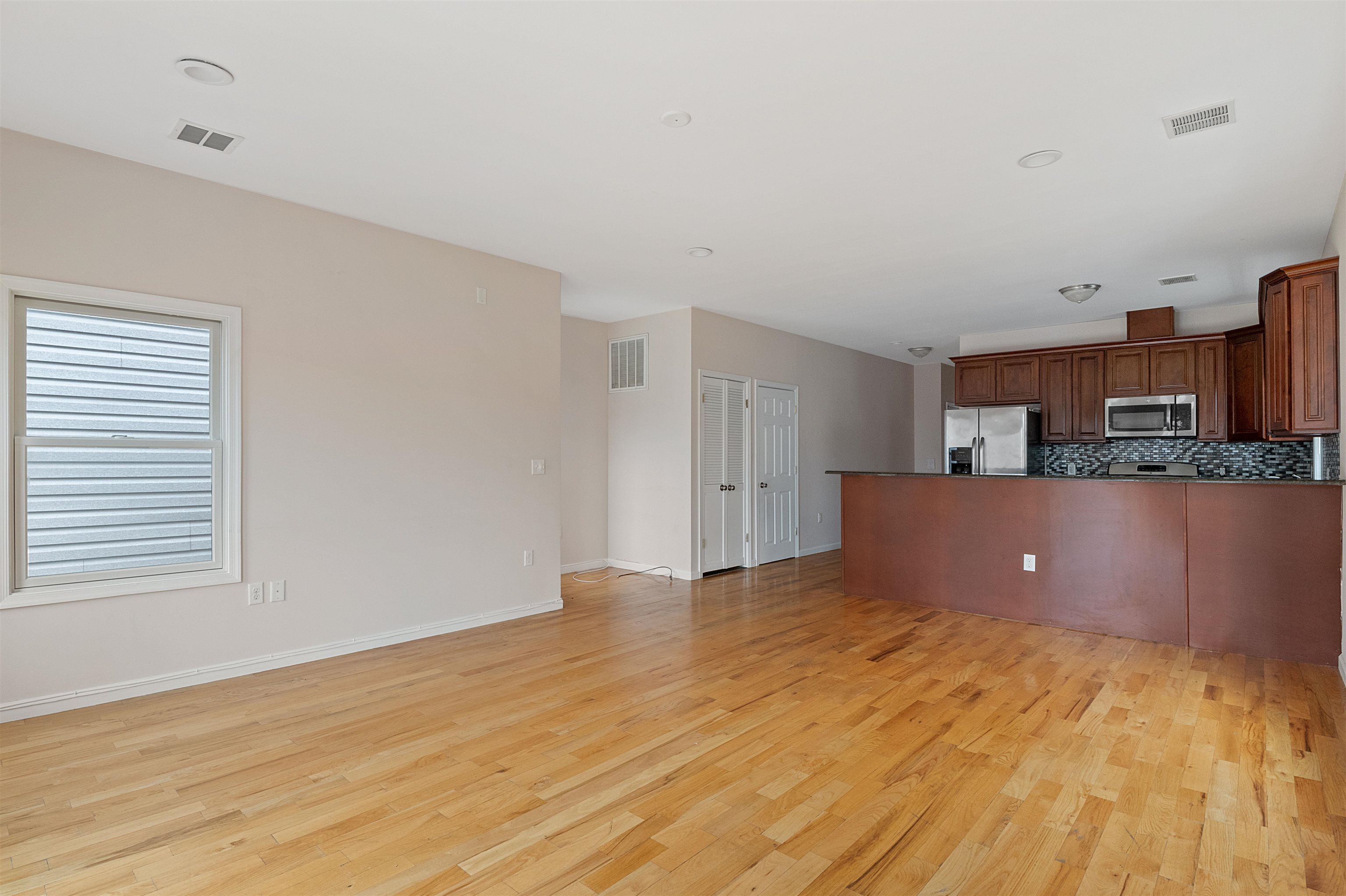 56 LAIDLAW AVE Unit: 2