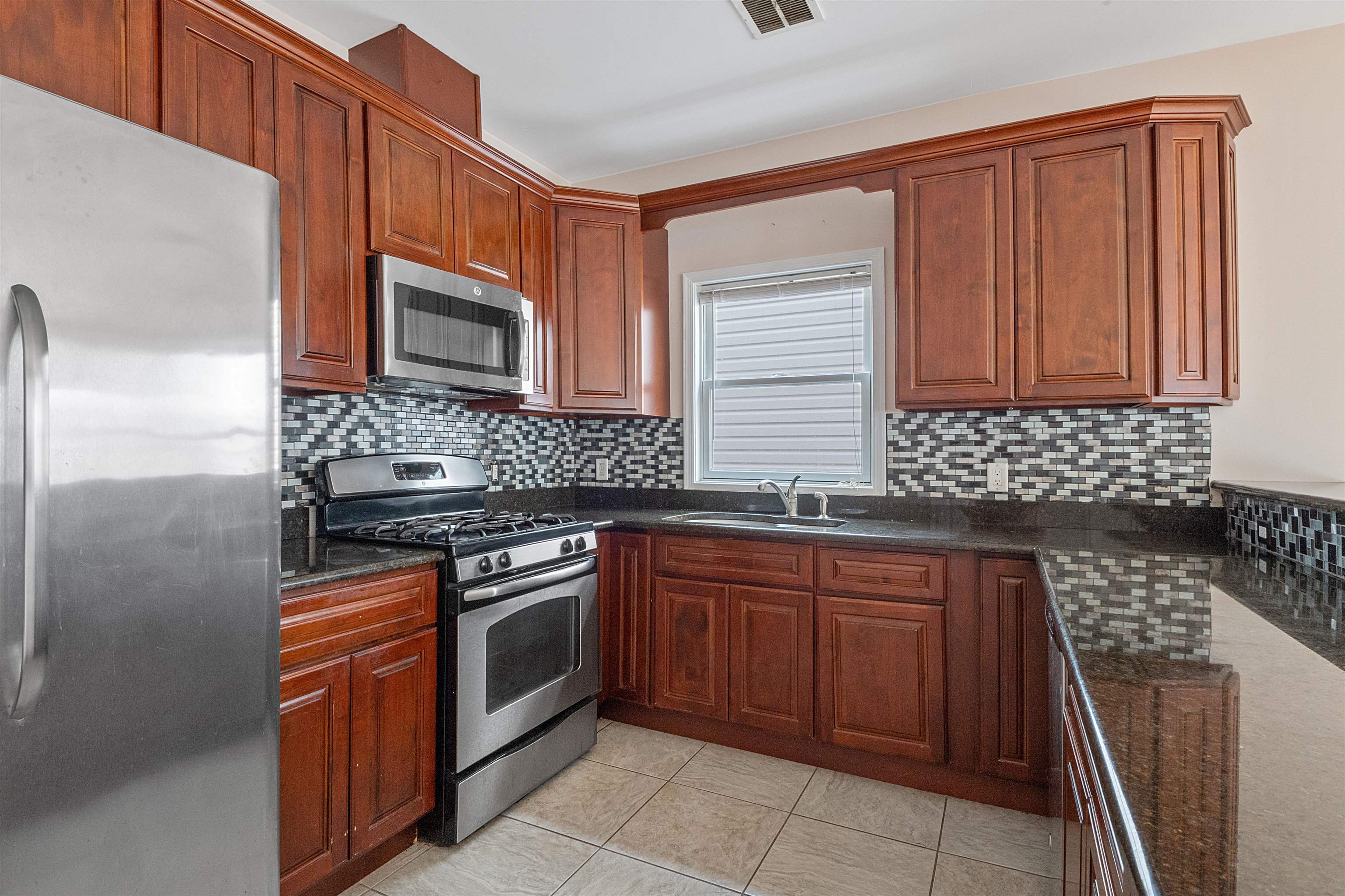 56 LAIDLAW AVE Unit: 2