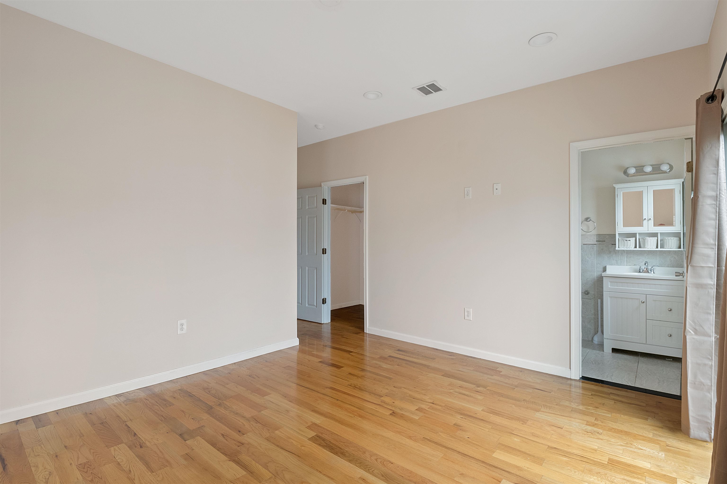 56 LAIDLAW AVE Unit: 2