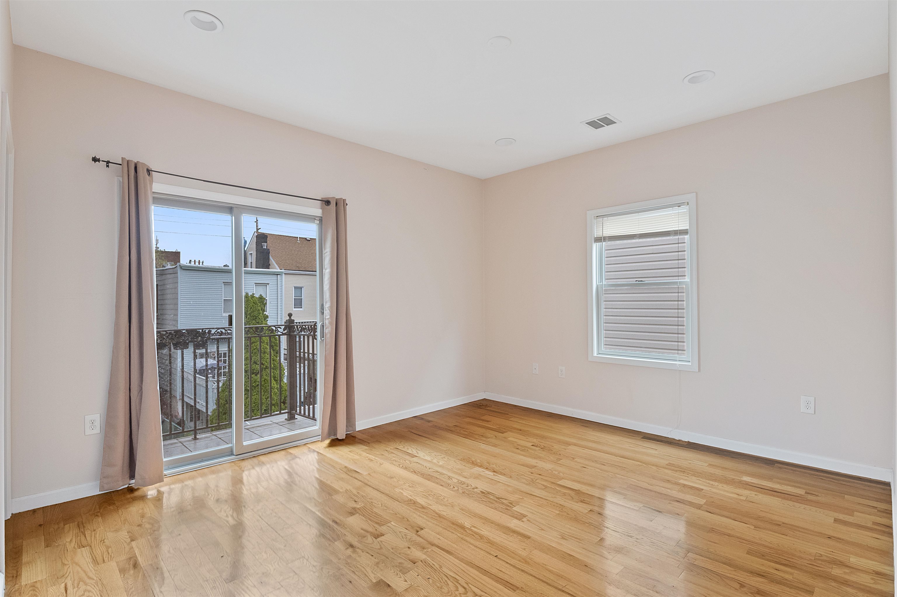 56 LAIDLAW AVE Unit: 2