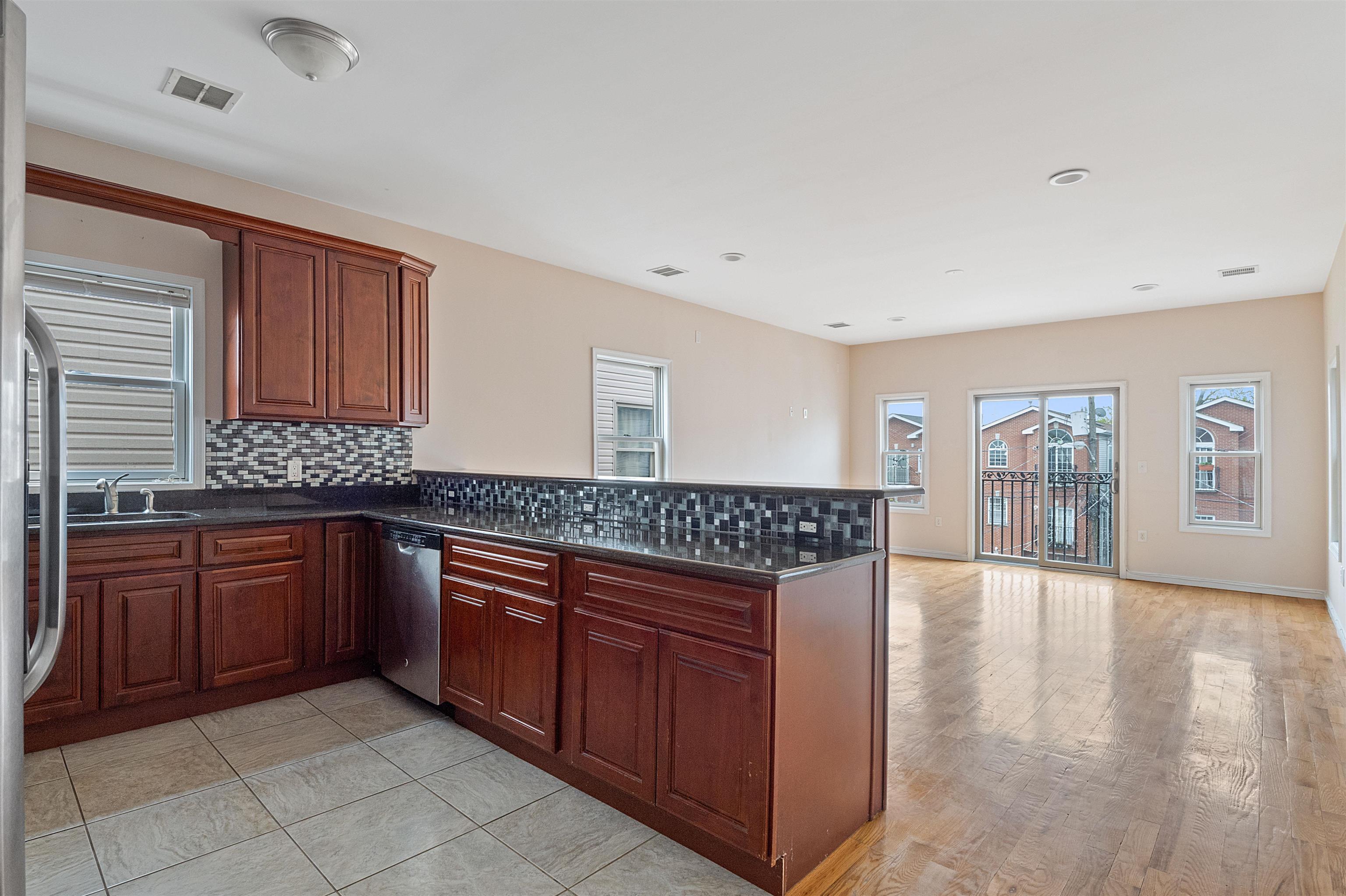 56 LAIDLAW AVE Unit: 2