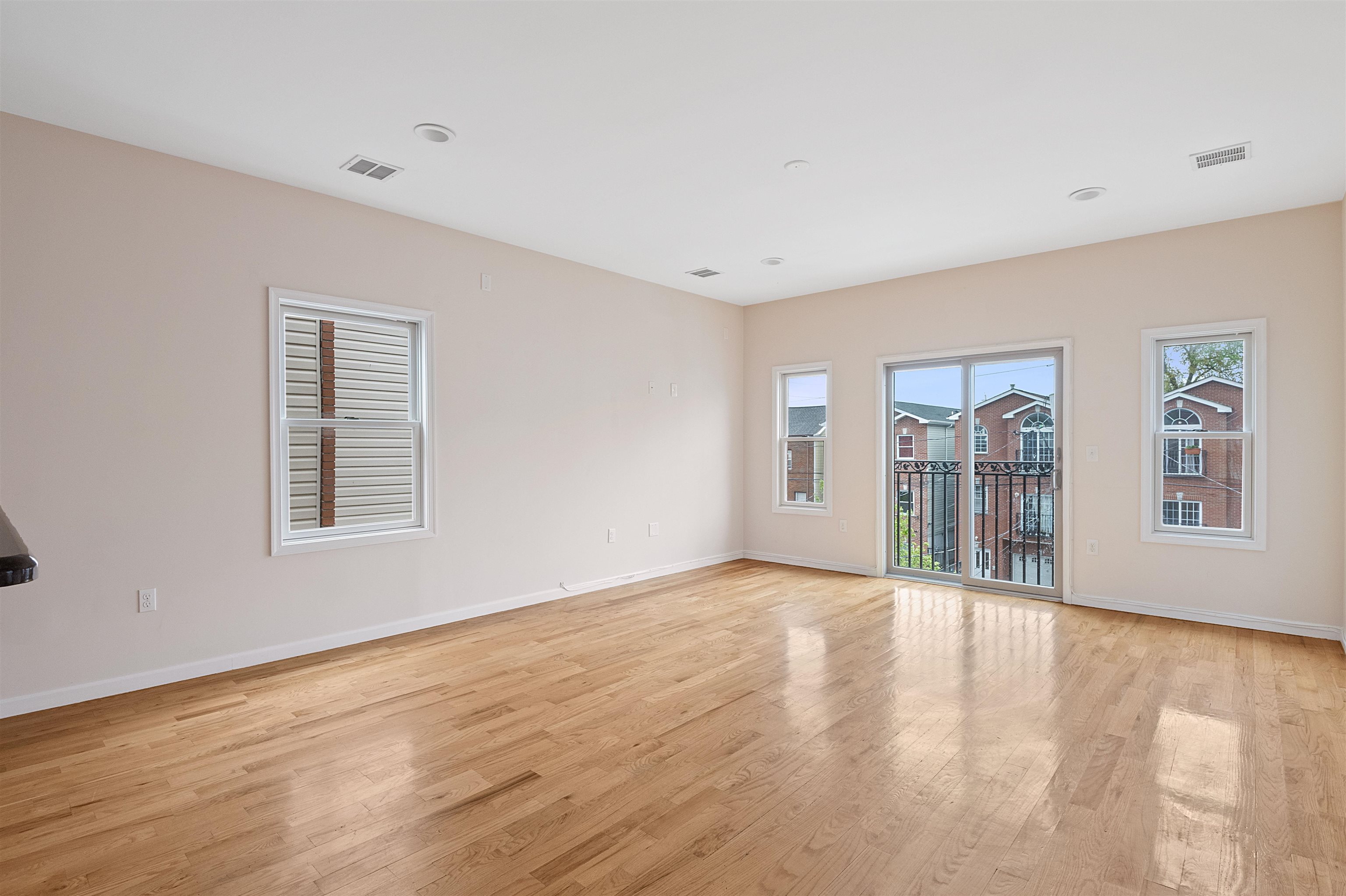 56 LAIDLAW AVE Unit: 2