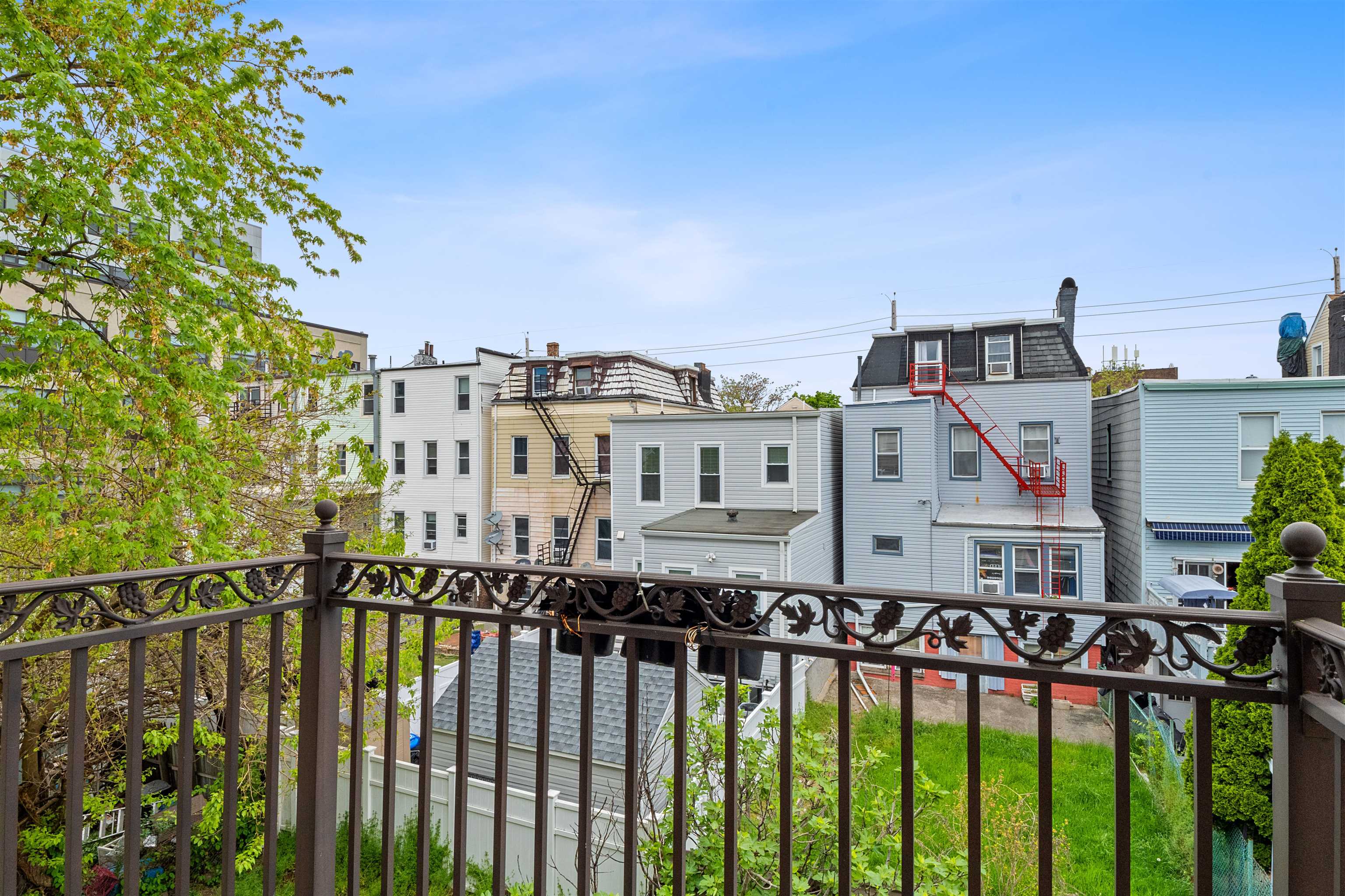 56 LAIDLAW AVE Unit: 2