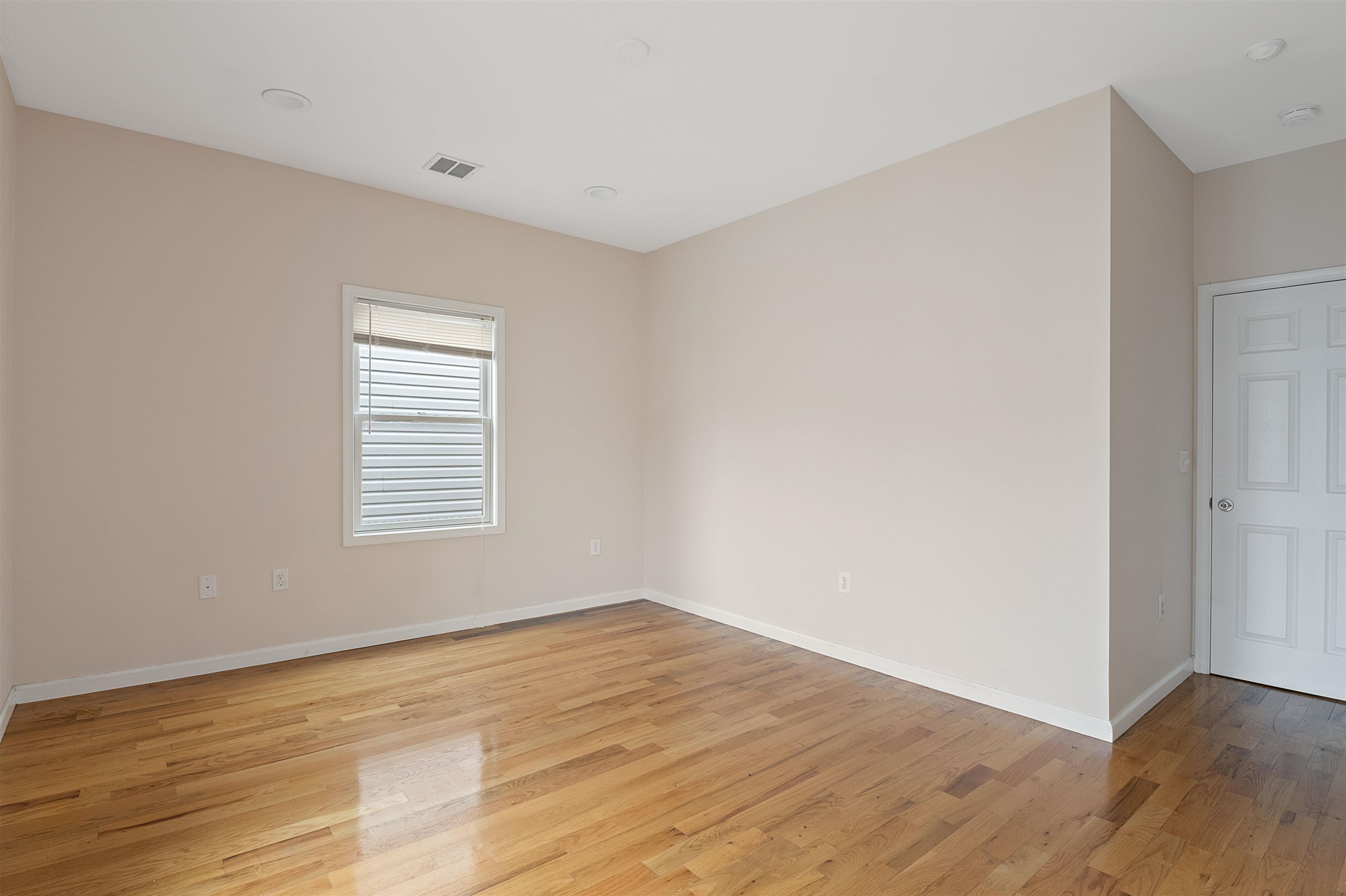 56 LAIDLAW AVE Unit: 2