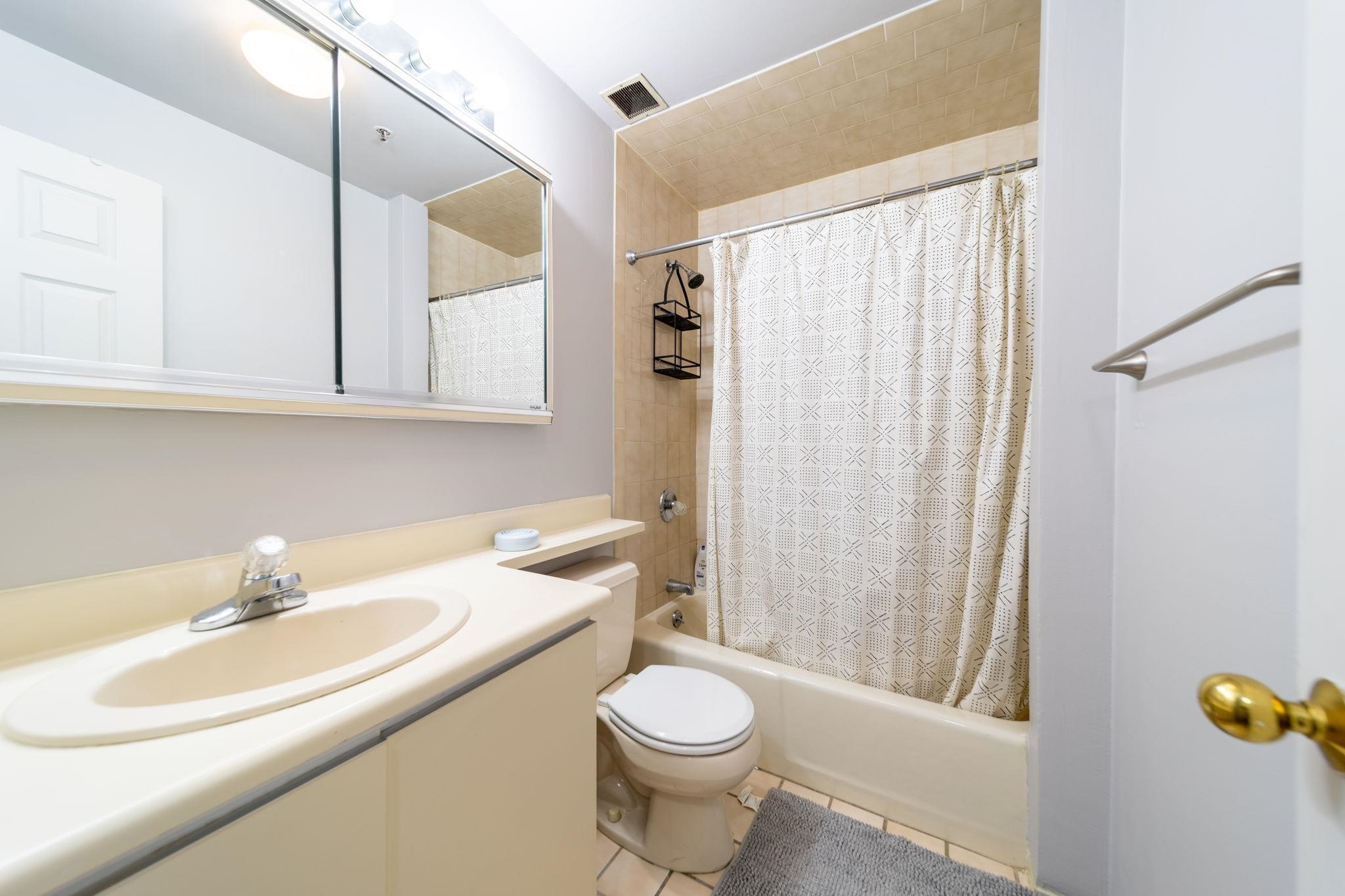476 MONMOUTH AVE Unit: 205