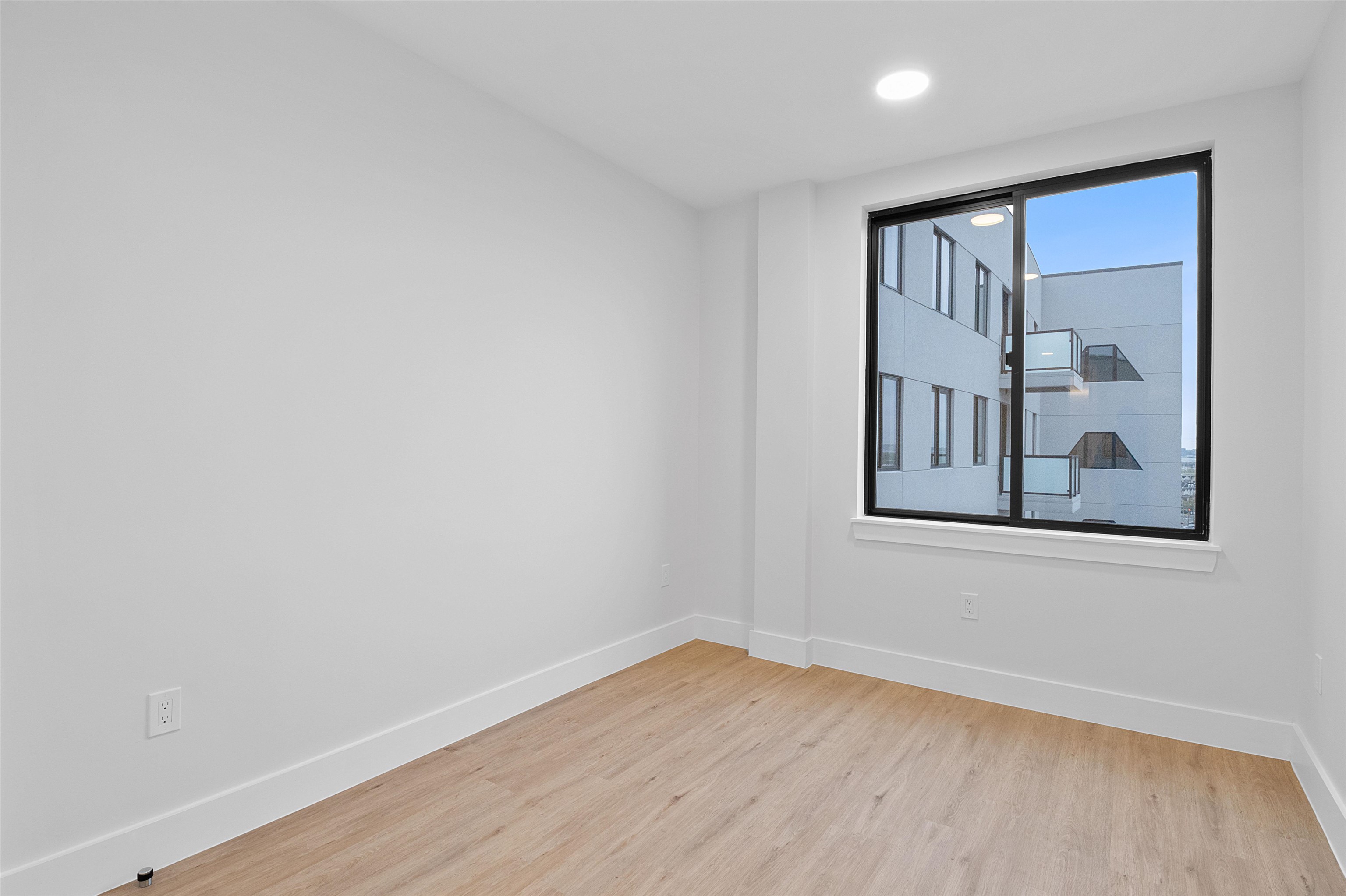 144 SUMMIT AVE Unit: 805