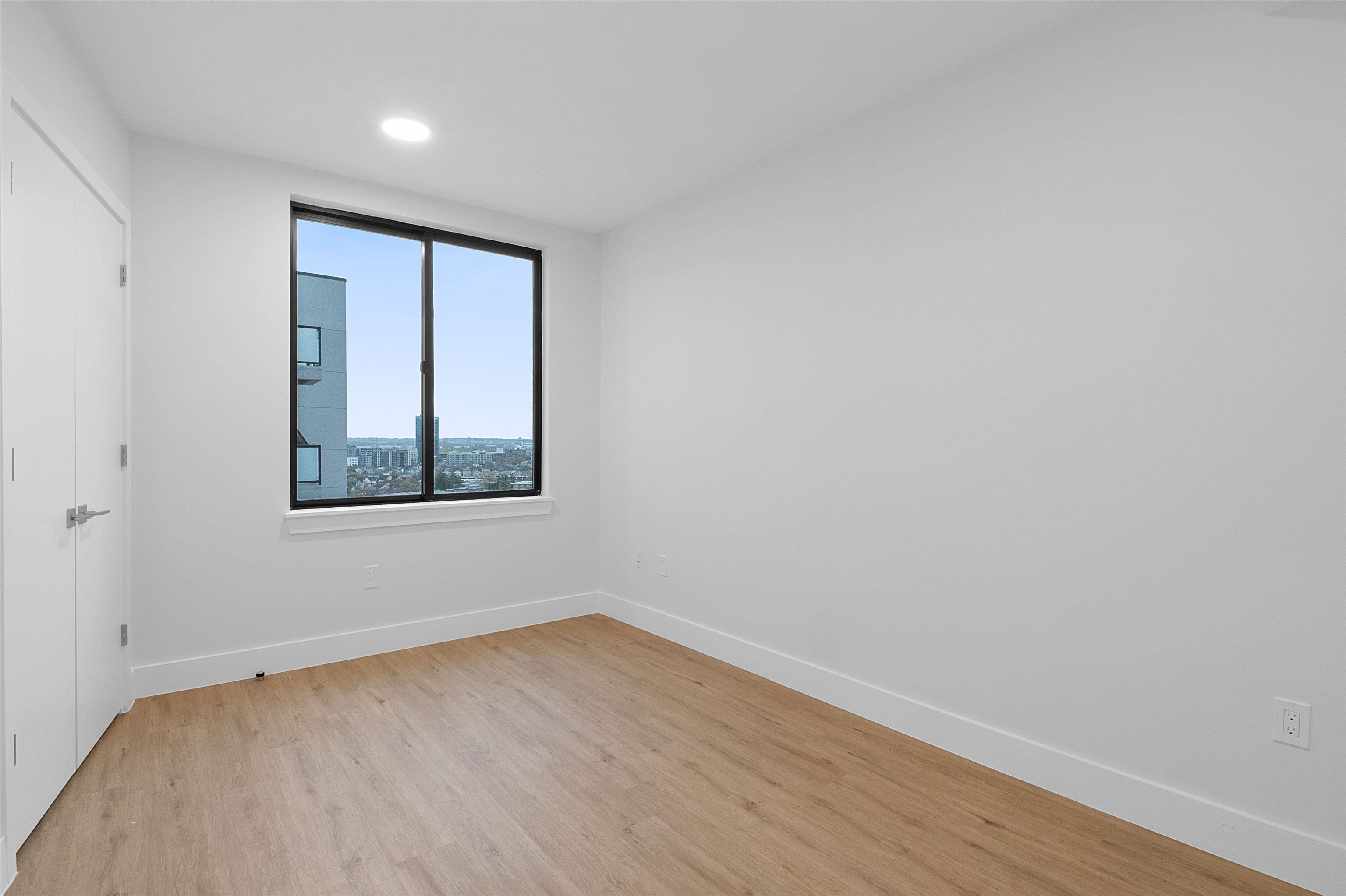 144 SUMMIT AVE Unit: 805