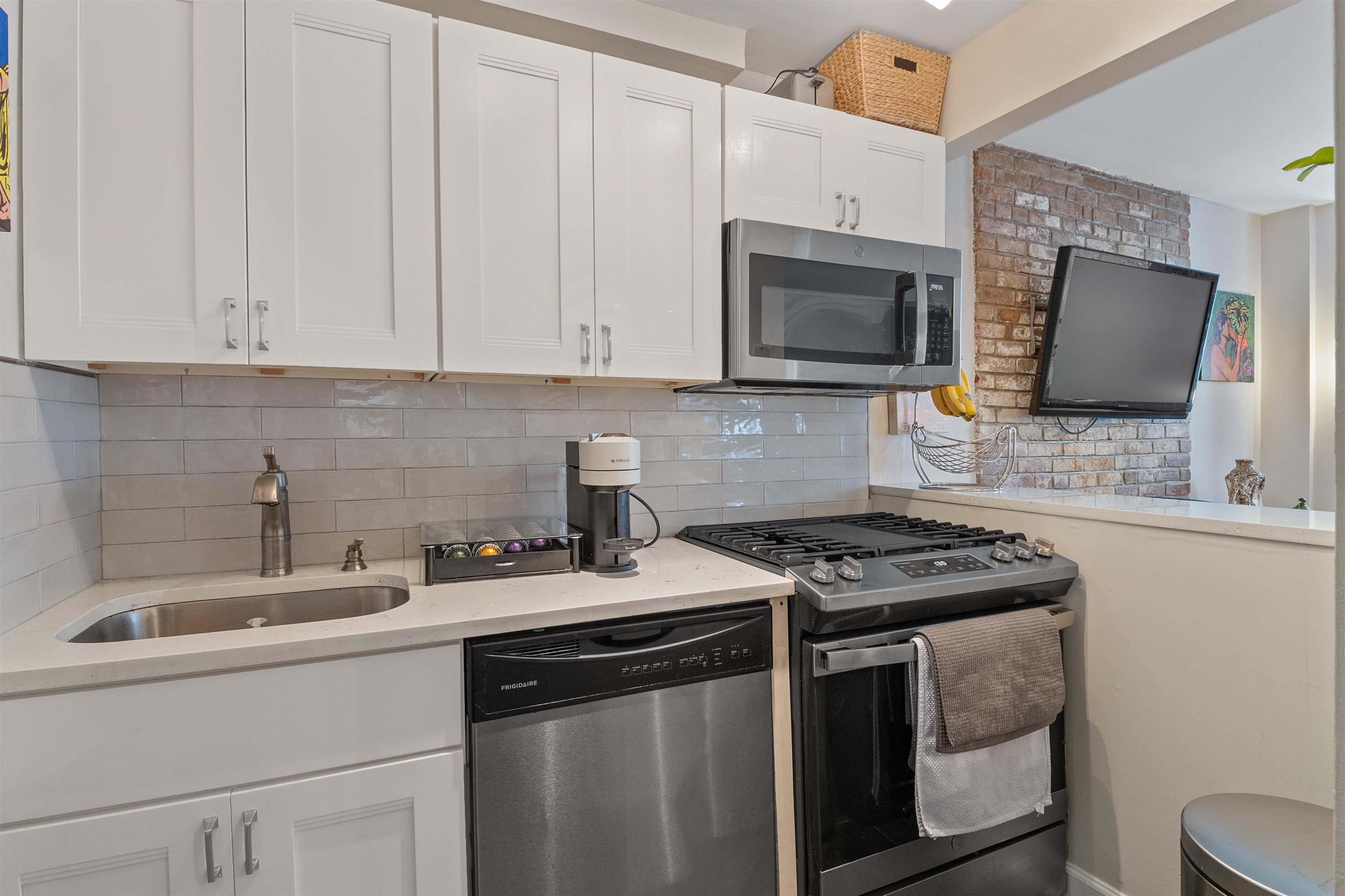 98 BRIGHT ST Unit: 1G