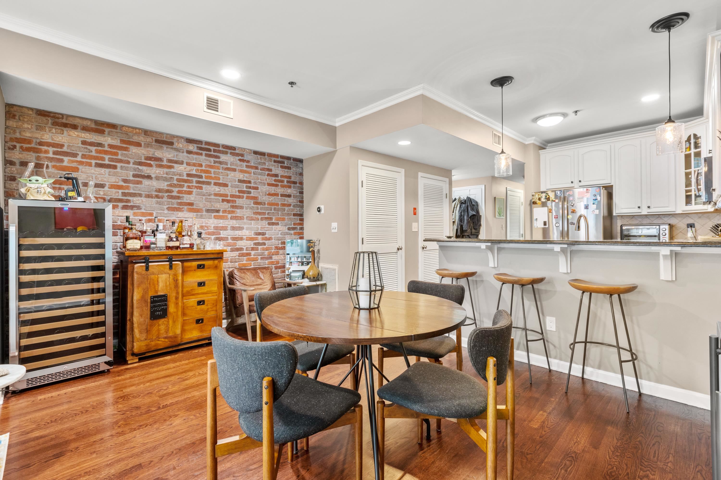 520 PARK AVE Unit: 2