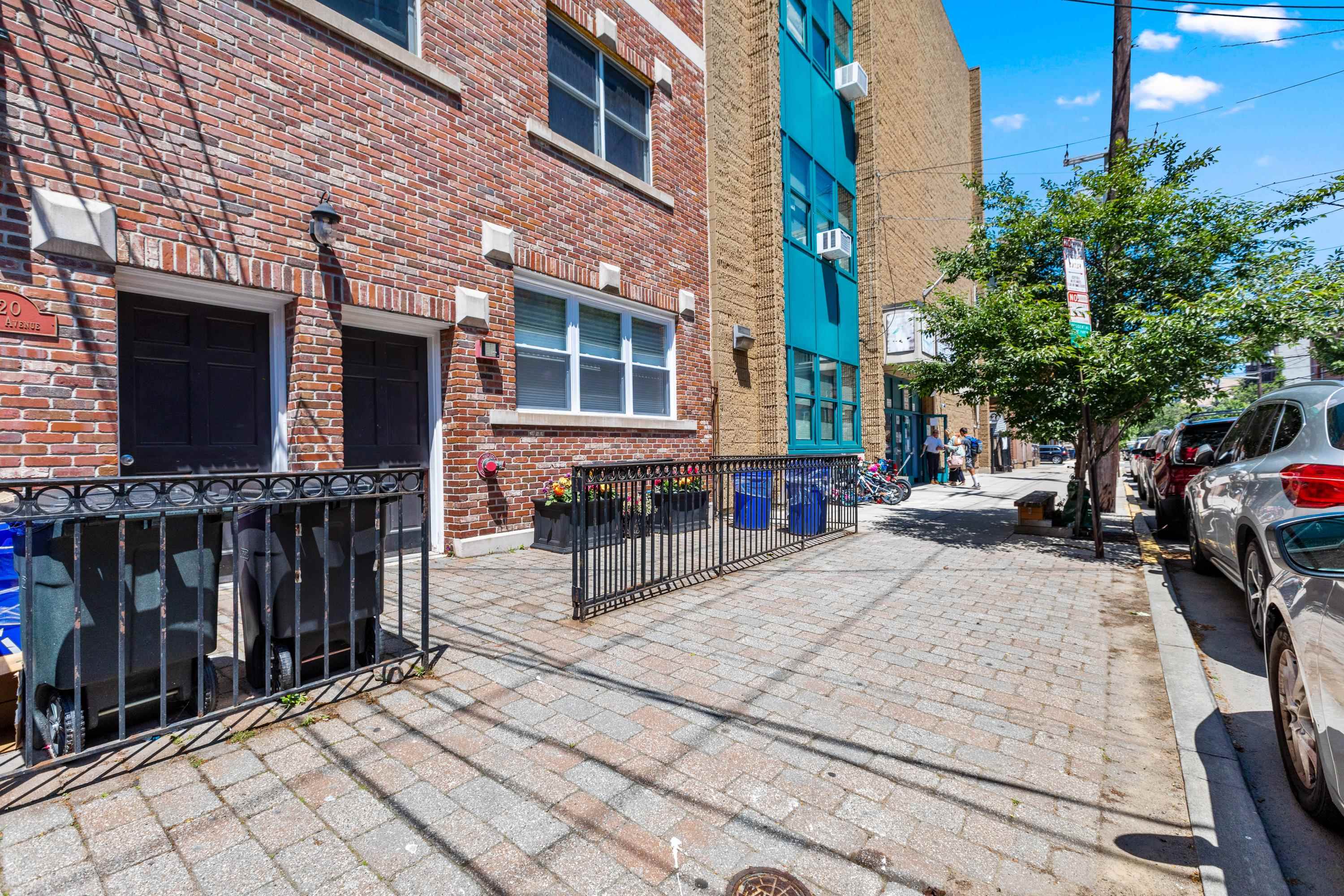 520 PARK AVE Unit: 2