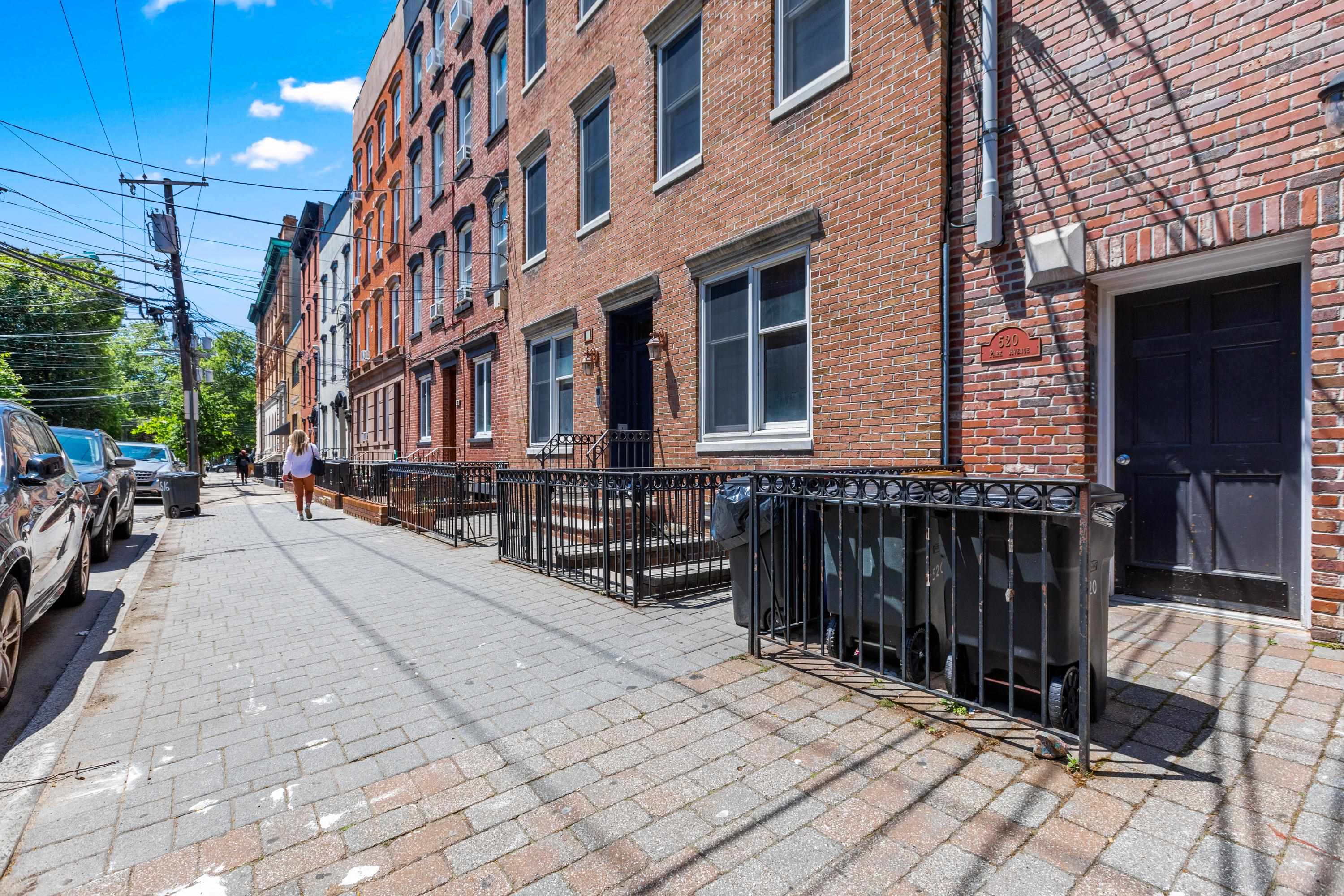 520 PARK AVE Unit: 2