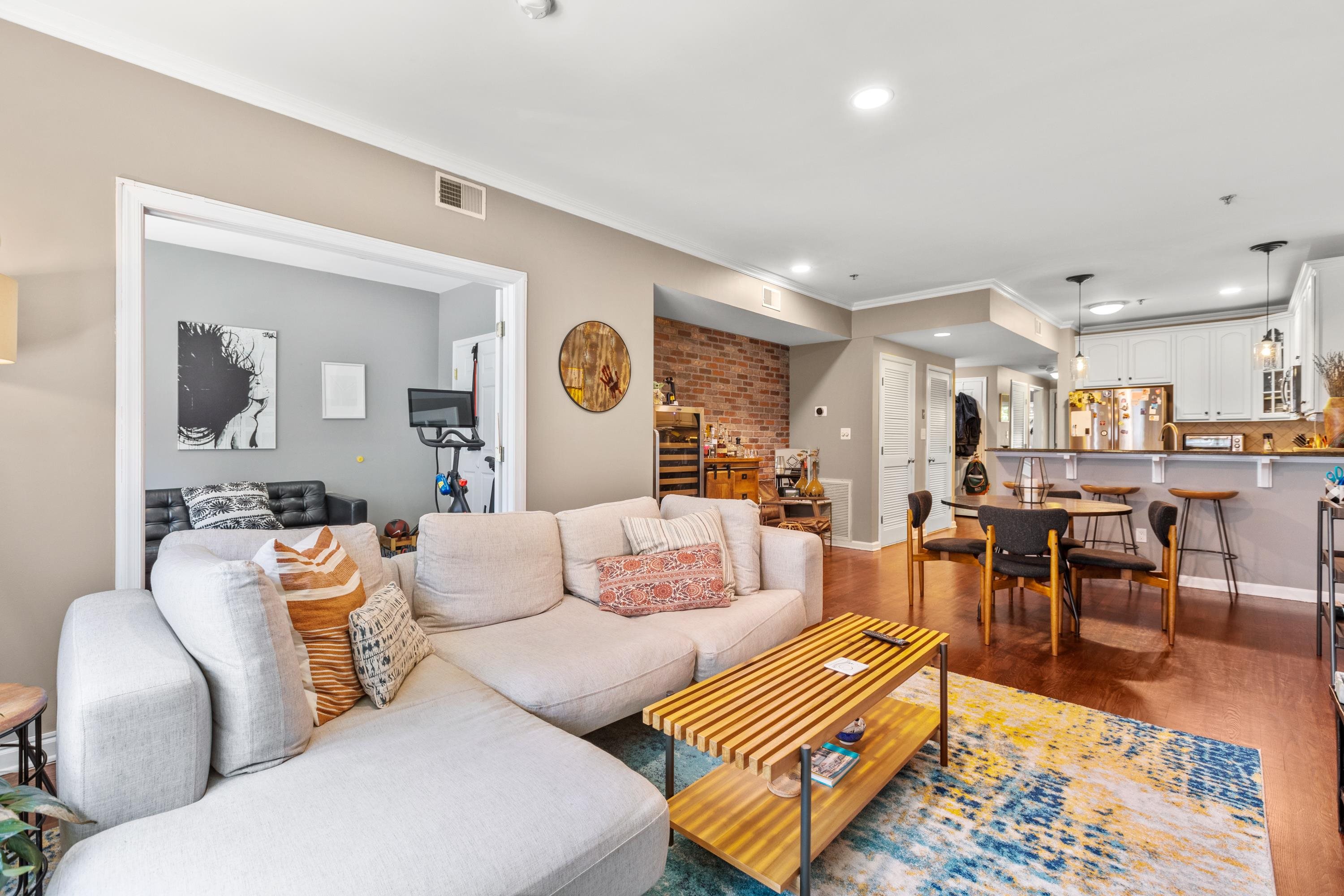 520 PARK AVE Unit: 2