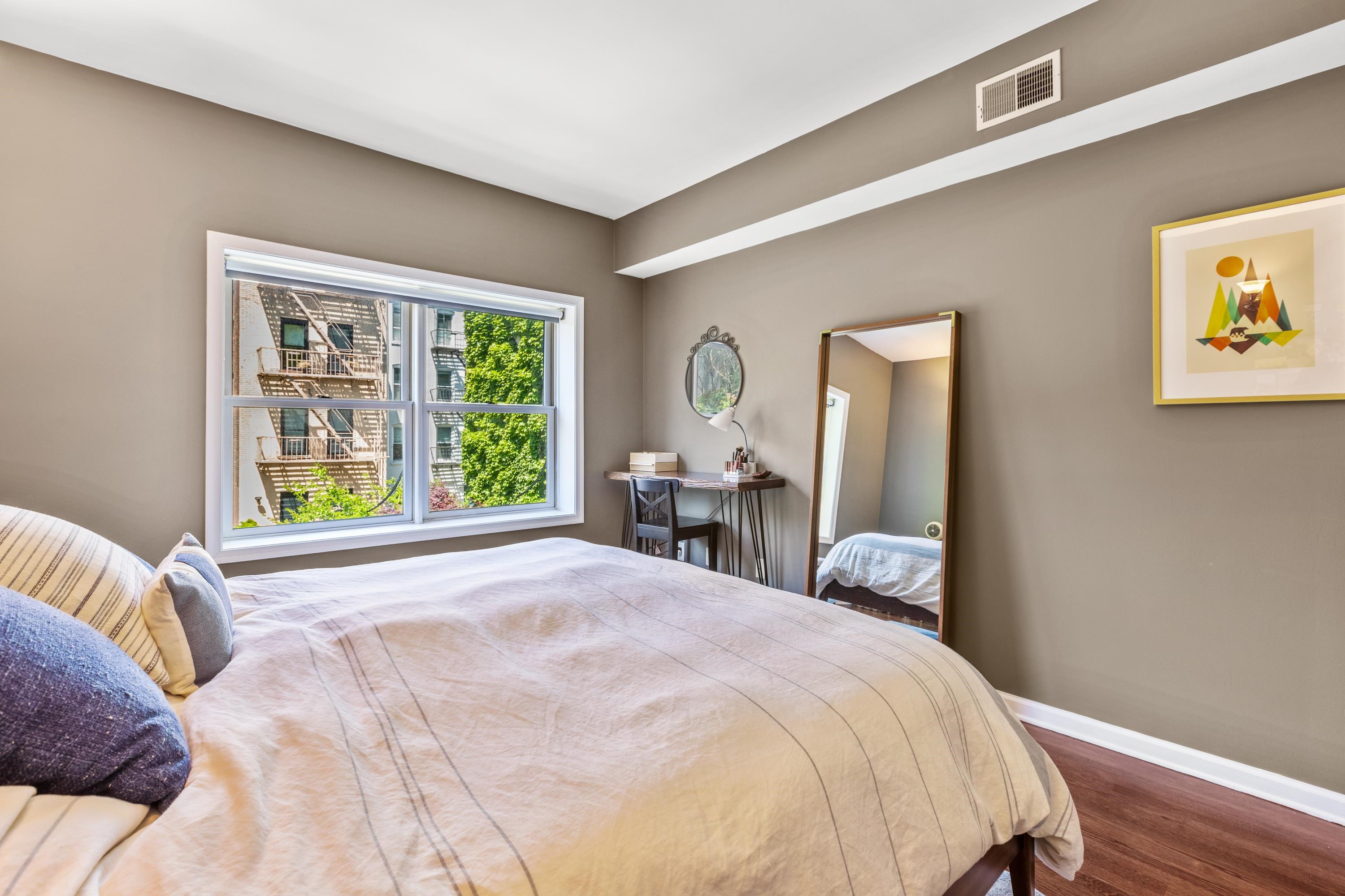 520 PARK AVE Unit: 2