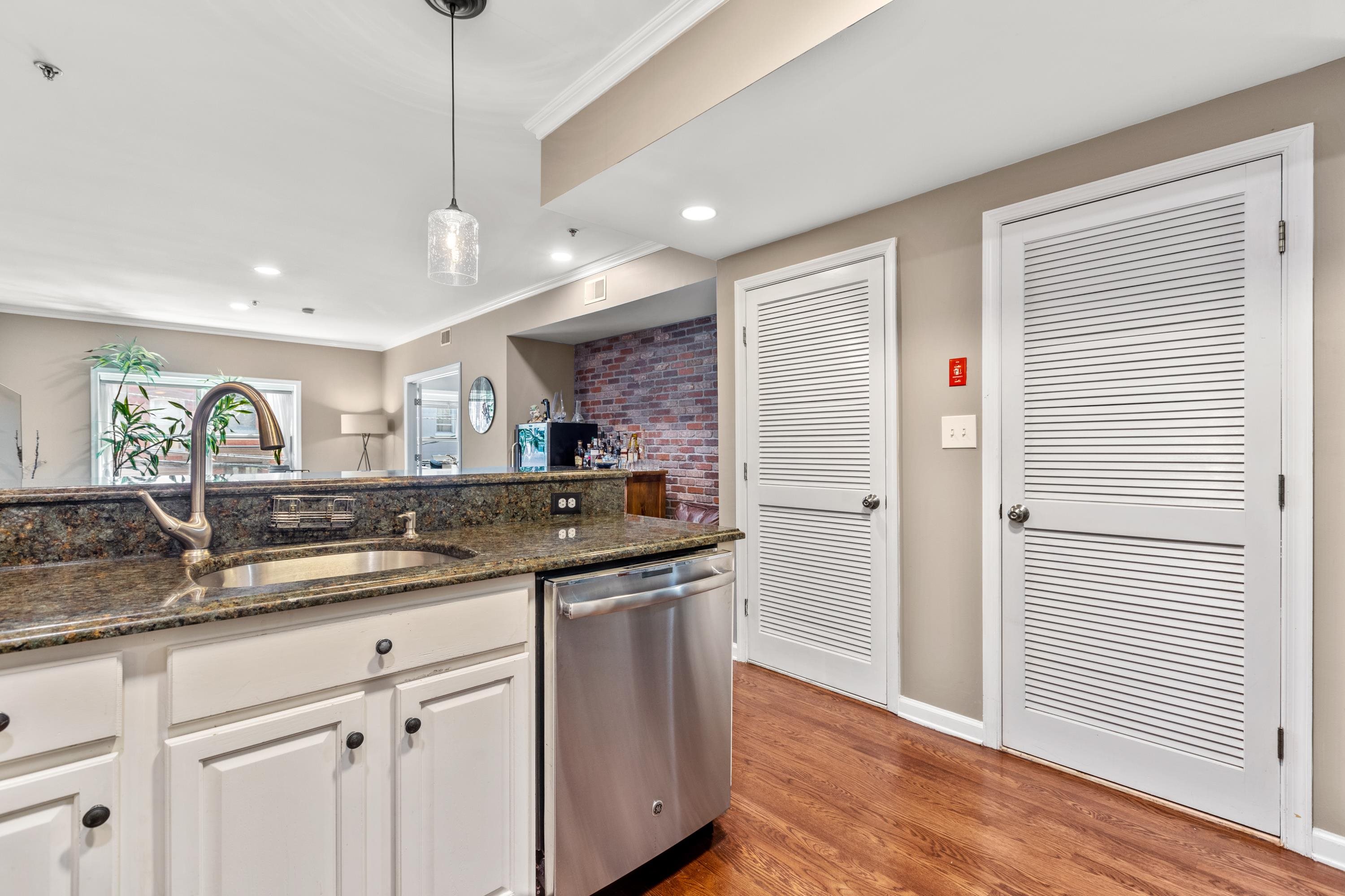 520 PARK AVE Unit: 2